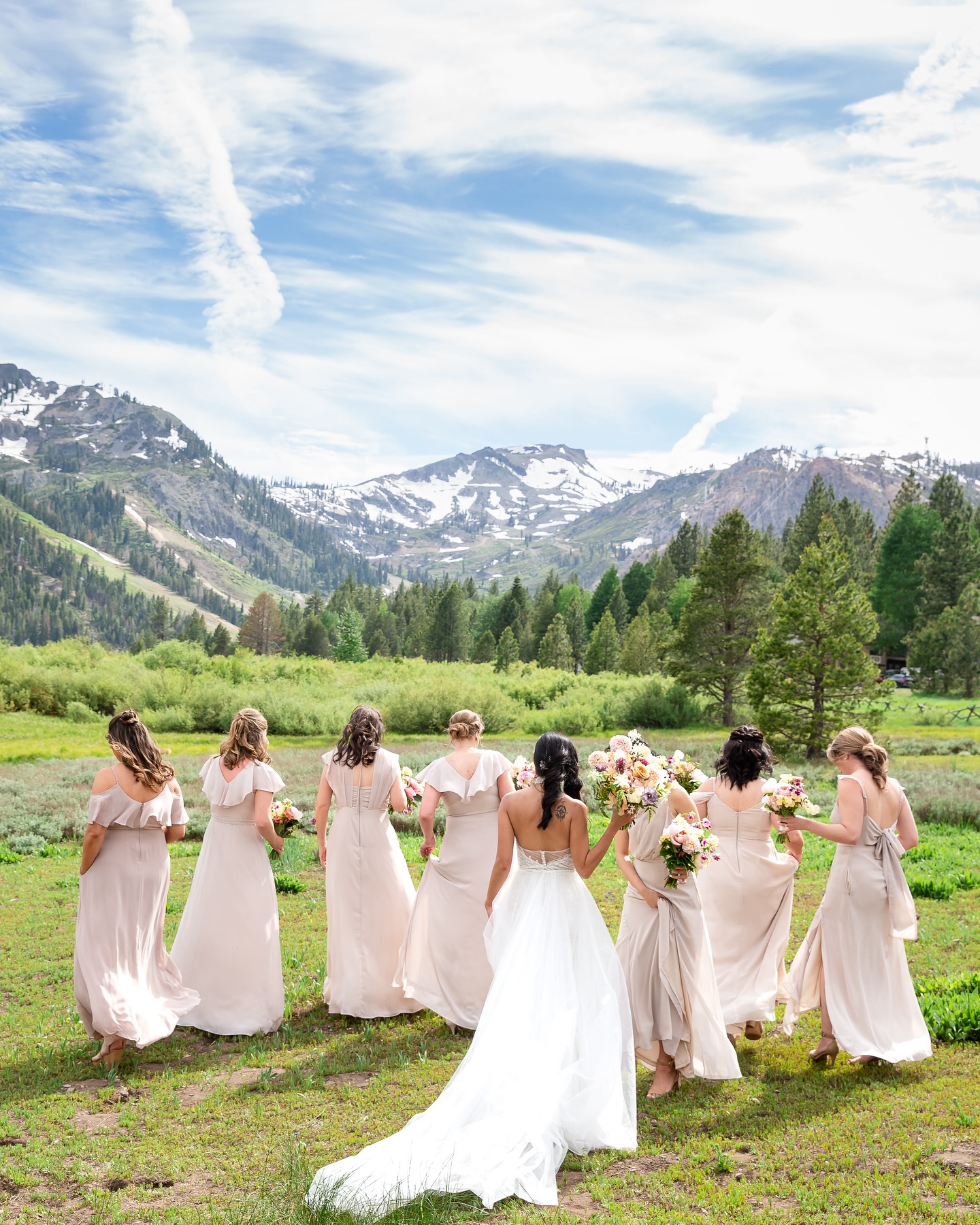 the pinks!! the pastels!! the mountains!!!!
photo by @rose_street_studio | florals by @twistflowers 💘