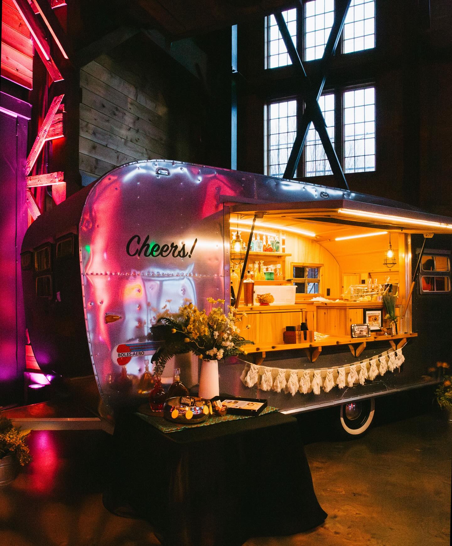 Booze Trucks caters to any event whether it's laid back or an elegant gathering. They have flexible packages, customizable drink menus, professional bartenders, mobile convenience, and multiple trucks to choose from. Check out @booze_trucks for more information 🚚🎉
Photo credit: @aprilburkhartphoto