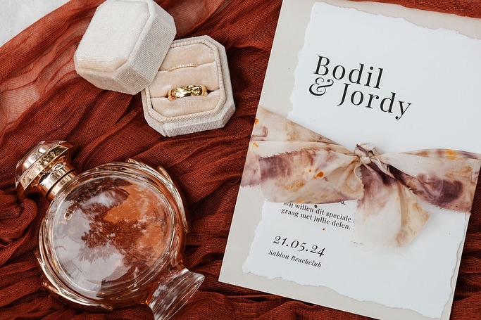 Happy Sunday ✨
📸: @framedbylynn
Organisation & styling: @framedbylynn and @studio.densa
Florals: @atelier_fiorentina
Bridal shop: @elizabethswann.bridal
Models: @hanna_schoep & @gktimelesspieces
Special shout out for the lovely ribbons made by @silk.and.flowers.
#weddingstationery #weddingflatlay #customweddingstationery #trouwkaartopmaat #bijzonderetrouwkaart #bruiloftplannen #weddinginspiration #weddinginspo #weddinginvitations