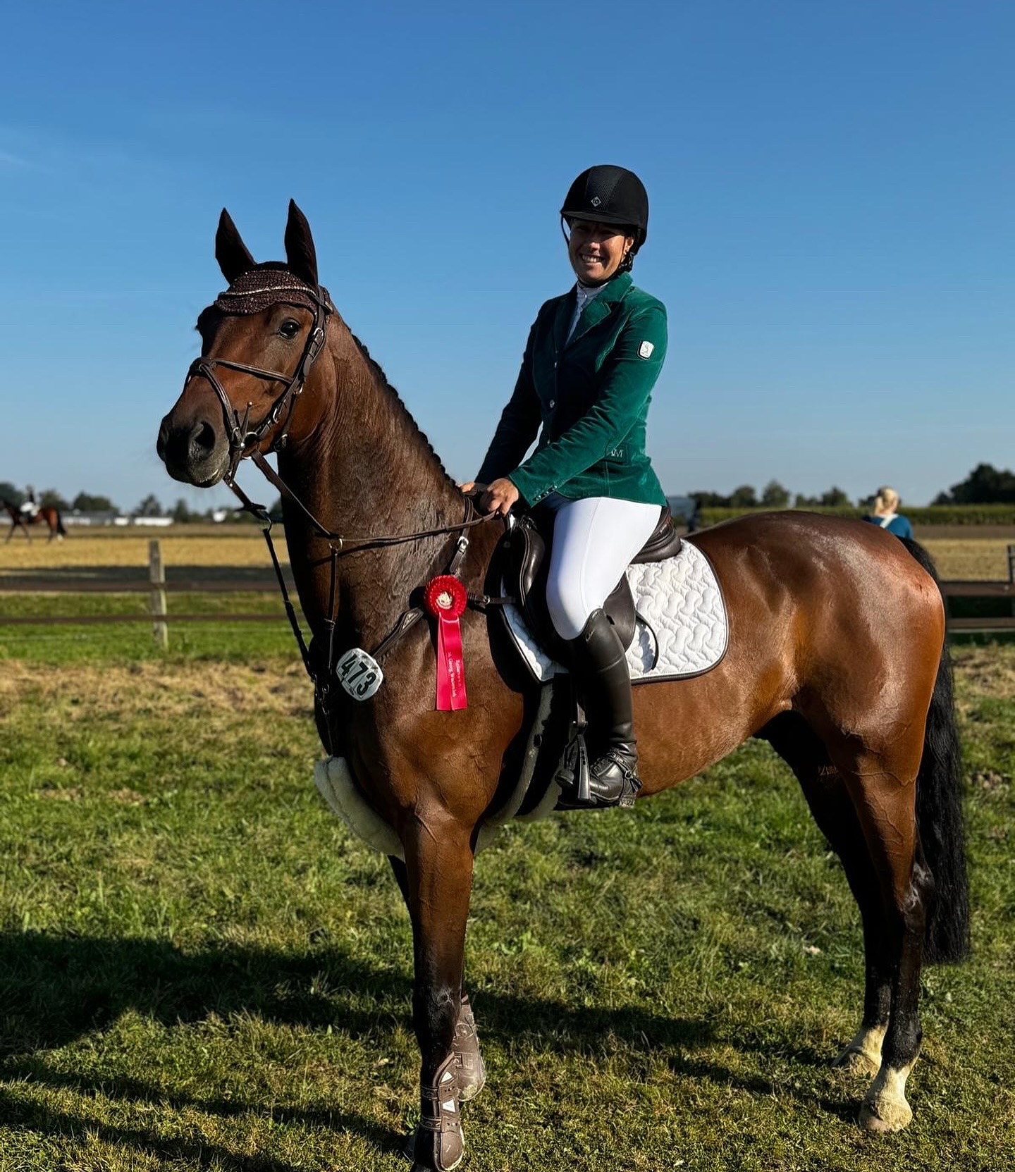 💛 Turniererfolge der letzten Wochen 💛
Melina und Amigo wurden 5. in der Springpferde-A in Wadersloh.
Daniela und Dundee wurden 5. in der A Dressur und 🥈im DressurreiterWB für Para Reiter in Wadersloh.
Anna und Foxy wurden 4. in der Dressurreiter-M in Ennigerloh-Neubeckum und ebenfalls 4. in Versmold 🏅
Isabell wurde mit Genial L 4. in der L Dressur in Oerlinghausen.
Lina und Royal platzierten sich in ihrer ersten Springpferde-A 🏅
Gina platzierte sich mit Ronaldo in einer Dressurreiter-L in Schloß Holte.
Annika und Verdano wurden 3. in der E Vielseitigkeit in Büren.
Luise wurde mit Feline 4. im Stil-L in Schloß Holte.
Simone wurde 4. in der Dressurpferde A in Werne.
Geraldine und Dargur platzierten sich im E Springen in Welver.
