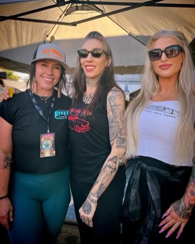 💋💉 @hotrodalleytattoo and Ramona from Montgomery’s💈 Barbershop both in #midtownsantacruz showing the L❤️VE!!!
Get booked with both of these two! Ramona’s a straight razor barber😍These two professions are🔥
🍀🍀Lucky you! They’re nextdoor neighbors 💉💈
@billswheelsskateshop
#santacruz #midtownsantacruz #skatejam #riverforever #billswheels #hotrodalley #montgomerybarbershop #thinklocalfirstsantacruz #riverbirchallfoundation #skatecommunity