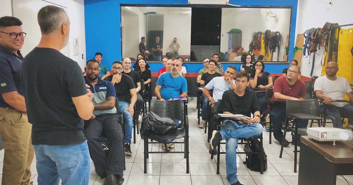 Uma nova história…📝
É uma honra e com enorme prazer, que apresentamos a nossa primeira turma de Bombeiro Civil (Formação) e APH de 2024.
Foi uma recepção muito especial, com uma diversidade de pessoas e histórias que inspiram! Ficamos muito felizes pela confiança e por poder fazer parte da vida de cada um dos nossos alunos(as) para compartilhar conhecimentos e trocar experiências.
Em nome da família COTE - Guardiões do Fogo, somos muito gratos por mais essa oportunidade e por poder escrever mais uma história muito linda! ❤️
Depoimentos:
“Vocês estão de parabéns viu, estou amando o curso. É bem didádico e prático! Os instrutores são maravilhosos, humildes para ensinar… olha, parabéns!” - Grazielle, aluna de APH.
“Foi muito além do que eu esperava e saio desse primeiro encontro com a expectativa mais em alta do que quando cheguei. Parabéns a vocês pela apresentação, pela recepção e principalmente pela postura profissional. É perceptível que vocês amam o que fazem e já nesse primeiro contato serviu como inspiração para mim.” Alan, aluno de Bombeiro Civil.
E ai, também se interessou e quer fazer parte dessa história conosco? Quer se tornar um futuro Bombeiro Profissional Civil ou Socorrista? 👩🏻🚒👨🏽⚕️
Entre em contato, mas corra porque as vagas para a nossa próxima turma são limitadas!!
Para maiores informações:
📞 (12) 3341-0019 / 98321-9949 (WhatsApp)
📬 contato@guardioesdofogo.com.br
🏠 www.guardioesdofogo.com.br
📍Rua Sebastião Humel, 412 - Centro - São José dos Campos/SP
C.O.T.E - Guardiões do Fogo,
“Lutando pela sua vida e seu futuro.”
#bombeirocivil #aph #cursos #treinamentos #sãojosédoscampos