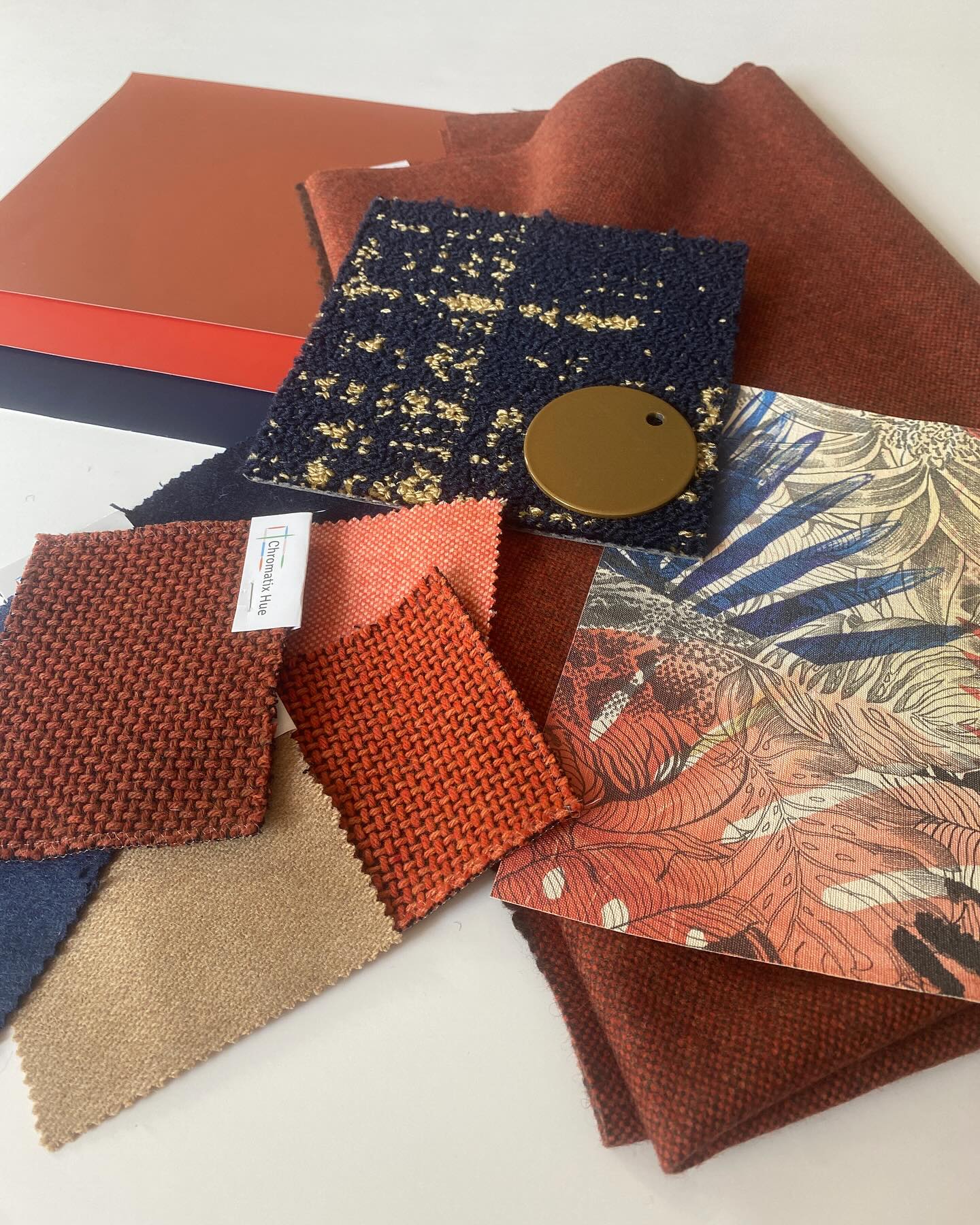 Flat lay Friday is here, and it’s all about bold colors! 🔥🍁 Navy, orange, and gold come together in a stunning color palette that screams sophistication and fall vibes. Add a touch of nature with an organic pattern to make it pop! 🌿 #flatlayfriday #colortrends