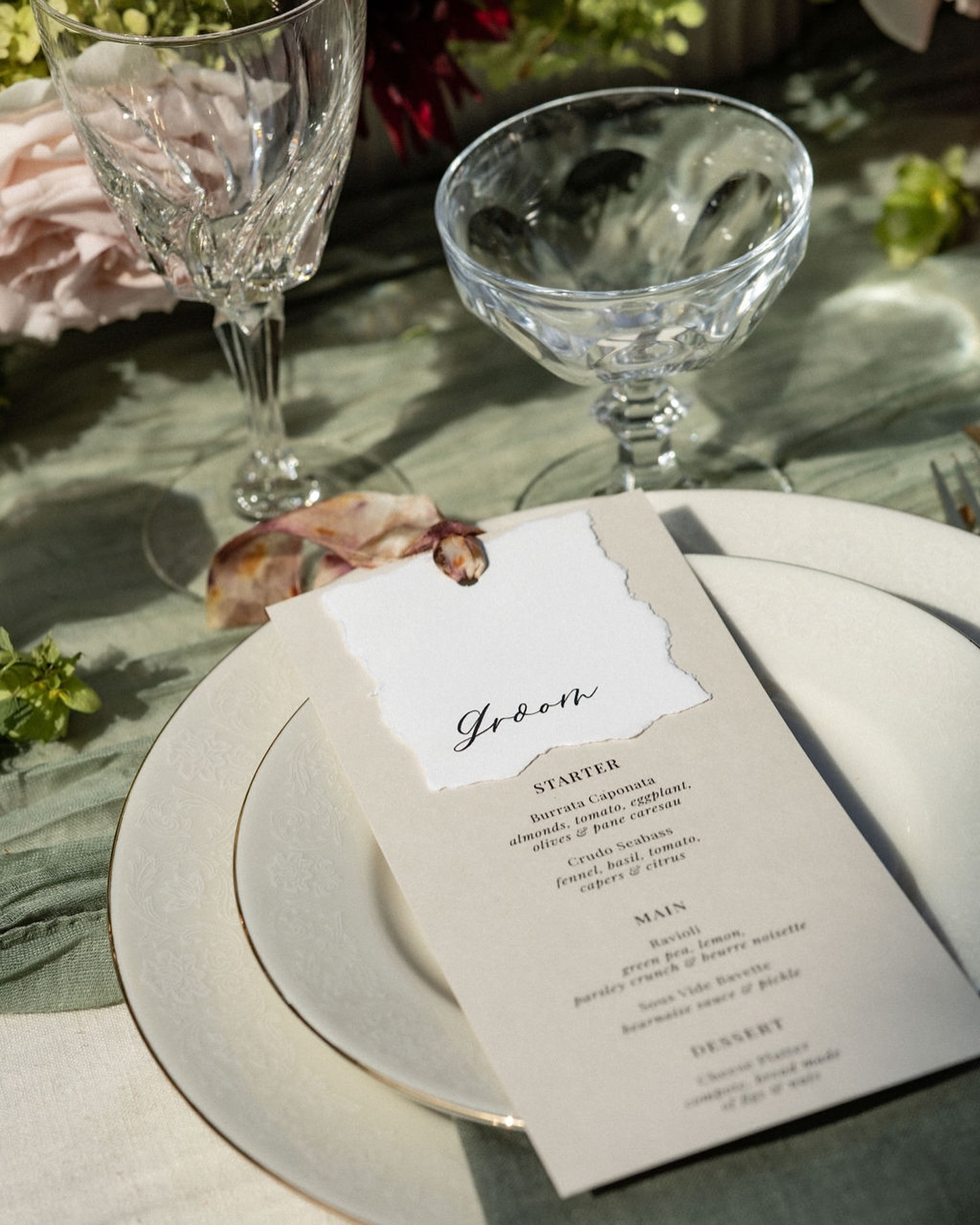 Last month, my stationery went on a little trip. All the way to Belgium they went, to partake in a beautiful styled shoot.
📸: @framedbylynn
Organisation & styling: @framedbylynn and @studio.densa
Florals: @atelier_fiorentina
Bridal shop: @elizabethswann.bridal
Models: @hanna_schoep & @gktimelesspieces
Special shout out for the lovely ribbons of @silk.and.flowers