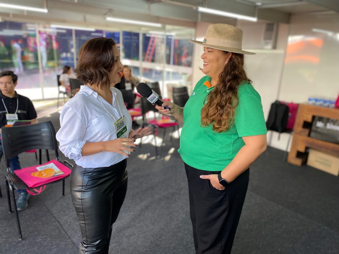 O mês de maio/2024 foi marcado por momentos incríveis e um deles foi exatamente a um mês atrás.
No dia 24/05/24, a convite da Secretaria de Cultura da Prefeitura de Pará de Minas, ministrei uma palestra sobre Os desafios financeiros e o agro no espaço Mulher - elas no agro da Expo Conecta Agro.
Com imensa satisfação, compartilhei dados do setor do Agronegócio no Brasil, a participação feminina e os desafios que podem se tornar, grandes oportunidades!
Quero mais uma vez agradecer a todos e em especial à @anaflaviaspindola pelo carinho e por confiar em meu trabalho.
Confira um pouco do que rolou por lá!
#agro #agronegócios #educacaofinanceira #elasnoagro