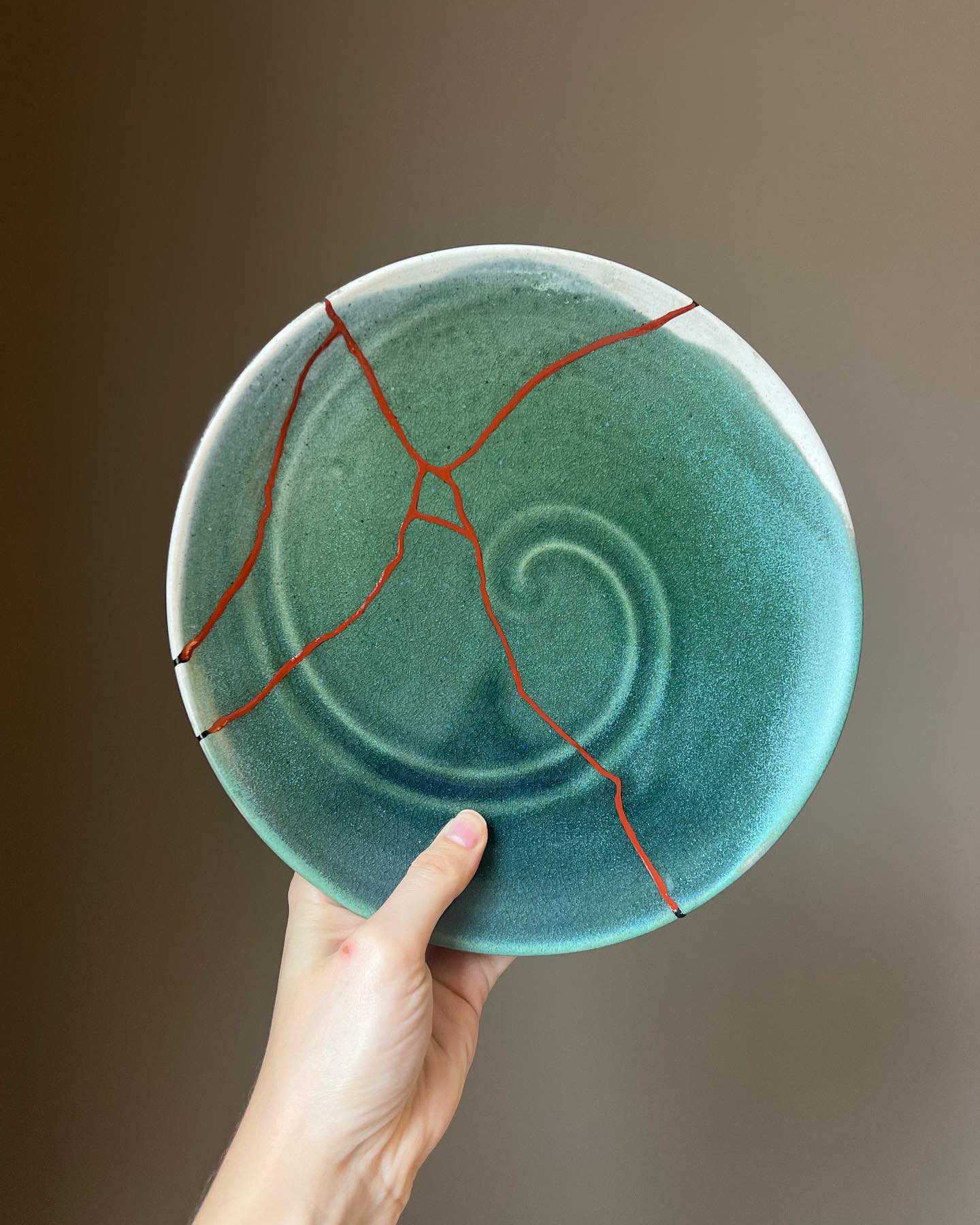 ✨Mars 2024- FORMATION KINTSUGI ✨
Du lundi 4 au jeudi 7 mars, tous les jours de 14h30-16h30 :
3 places restantes
8-11 janvier journée : complète
8-11 janvier soirée : 2 places restantes
Paris 15e, plus d’infos dans le lien de ma bio ✨tarifs & inscription :)
#kintsugi #kintsugiart #金継ぎ #kintsugirepair #japanesecraft #craft #laquer #urushi #ceramics #ceramiquecontemporaine #pottery #poterie