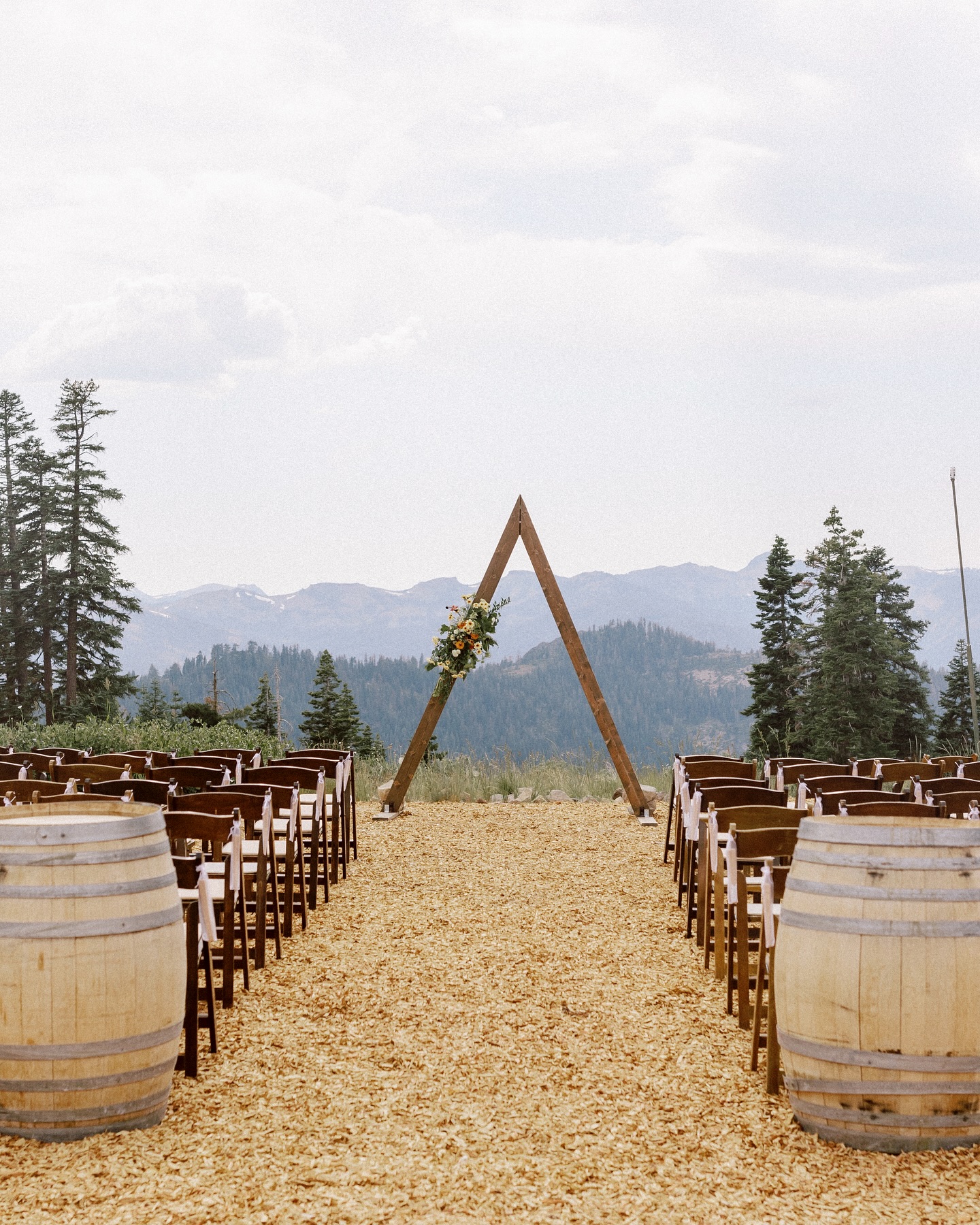 POV: you’re about to walk down the aisle at Northstar’s Zephyr Lodge 👀
Captured by @coreyfoxphotography & team