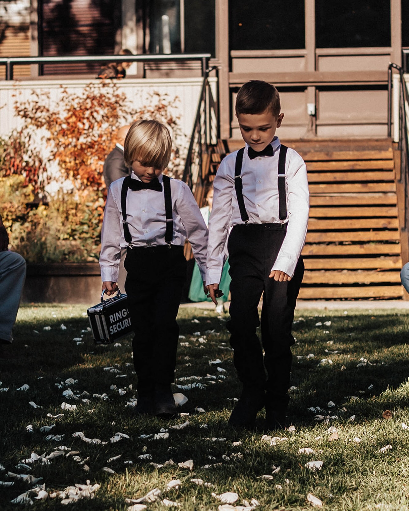 Ring security 🫡🚨
Are you having ring bearers for your ceremony? So cute! Just make sure they don’t have your *actual* rings. Avoid any potential mishaps and give the real ones to your best man & maid of honor!
Photo by @heatheraleen 📸