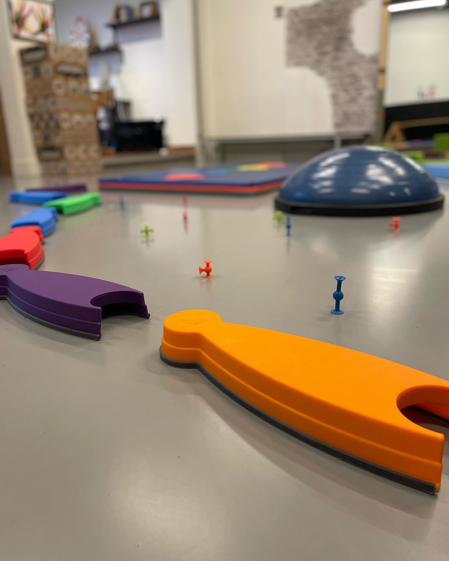 Elke dag weer een ander decor om in te werken. Wij houden ervan!
Wat maakt jullie werk zo leuk?
#kinderoefentherapie #kinderoefentherapeut #kinderfysiotherapie #kinderfysiotherapeut #werkomgeving #werkplek #motorischeontwikkeling #motoriek #mijlpaal #grovemotoriek #fijnemotoriek #baby #peuter #kleuter #schoolkind
#kinderoefentherapie_zn #Wormerveer