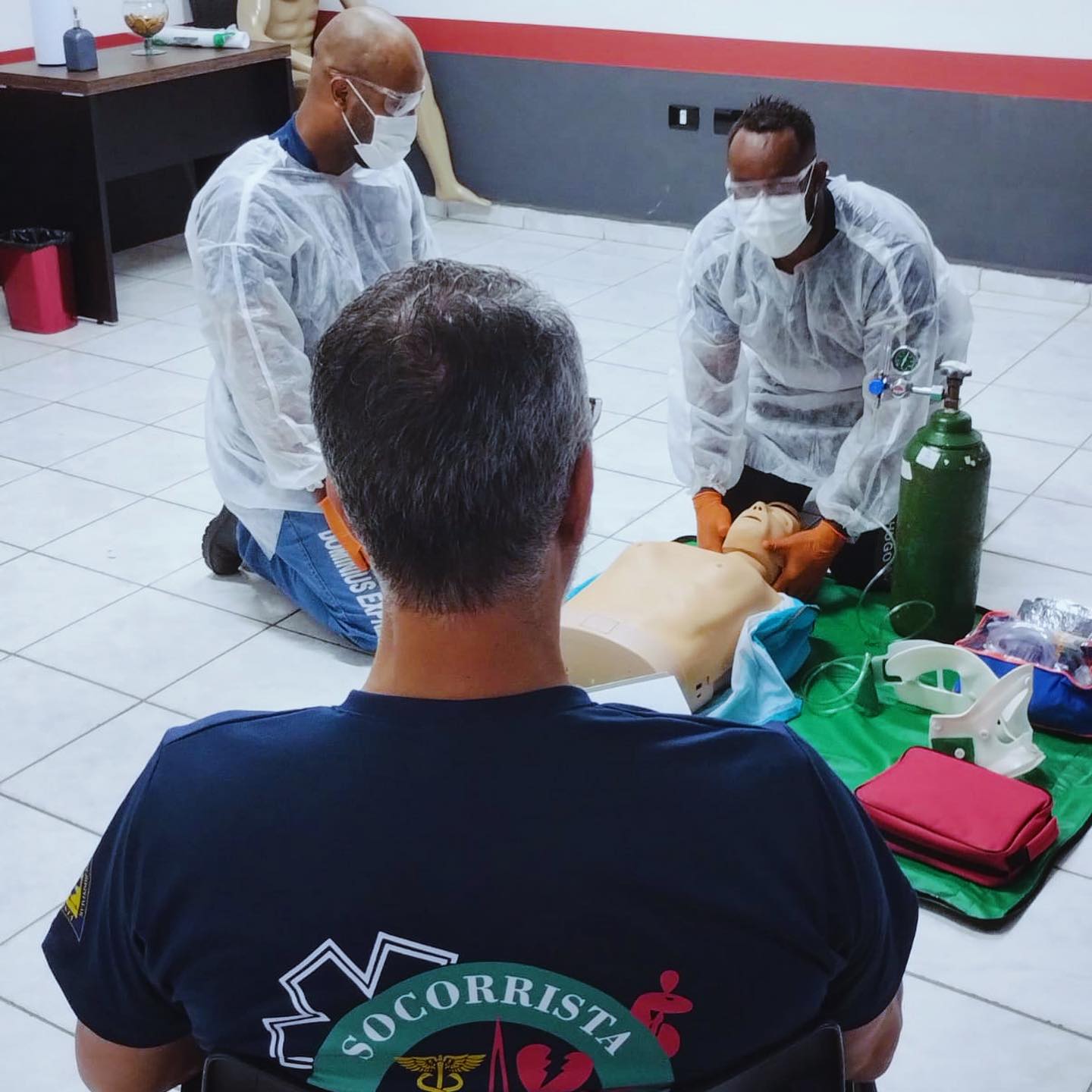 “Salvar vidas é a maior prova de amor ao próximo.” ❤️
⠀
Que orgulho de todos nossos alunos(as) que fizeram dessa turma especial nesse curso incrível de APH - Atendimento Pré-Hospitalar. 🥰
⠀
Onde tiveram diversas aulas como:
- Avaliação da Vítima.
- Procedimentos de Reanimação, uso de DEA.
- Movimentação de Vítima.
- Remoção Veicular.
- Salvamento Terrestre e Altura, com uso de Maca SKED.
- E muito mais!
⠀
Não existe satisfação maior em conhecer pessoas do bem e fazer parte da vida de cada uma delas, cada um com a sua história que realmente inspira! Vocês realmente merecem e parabéns pela dedicação de todos! 👏🏻
⠀
“Gostaria de dizer que foi um prazer conhecer todos vocês, que Deus abençoe a carreira de cada um e que tudo de certo para todos. Obrigado também à COTE - Guardiões do Fogo e ao Instrutor Fernandes, pela estrutura que sempre nos deram para ganharmos mais conhecimento e aprendizagem, superou minhas expectativas sobre o assunto de APH, muito grato a todos!” - Depoimento de um dos nossos alunos de APH, Diogo.
⠀
E ai, quer ser um(a) socorrista também? Sempre teve esse sonho? Então venha você também fazer parte do nosso time! 😊🤝🏻
Para maiores informações:
📞 (12) 98136-0655 (WhatsApp)
📬 contato@guardioesdofogo.com.br
🏠 www.guardioesdofogo.com.br
📍Rua Sebastião Humel, 412 - Centro - São José dos Campos/SP
⠀
C.O.T.E - Guardiões do Fogo,
“Lutando pela sua vida e seu futuro.”
⠀
#aph #primeirossocorros #salvarvidas #curso #valedoparaíba