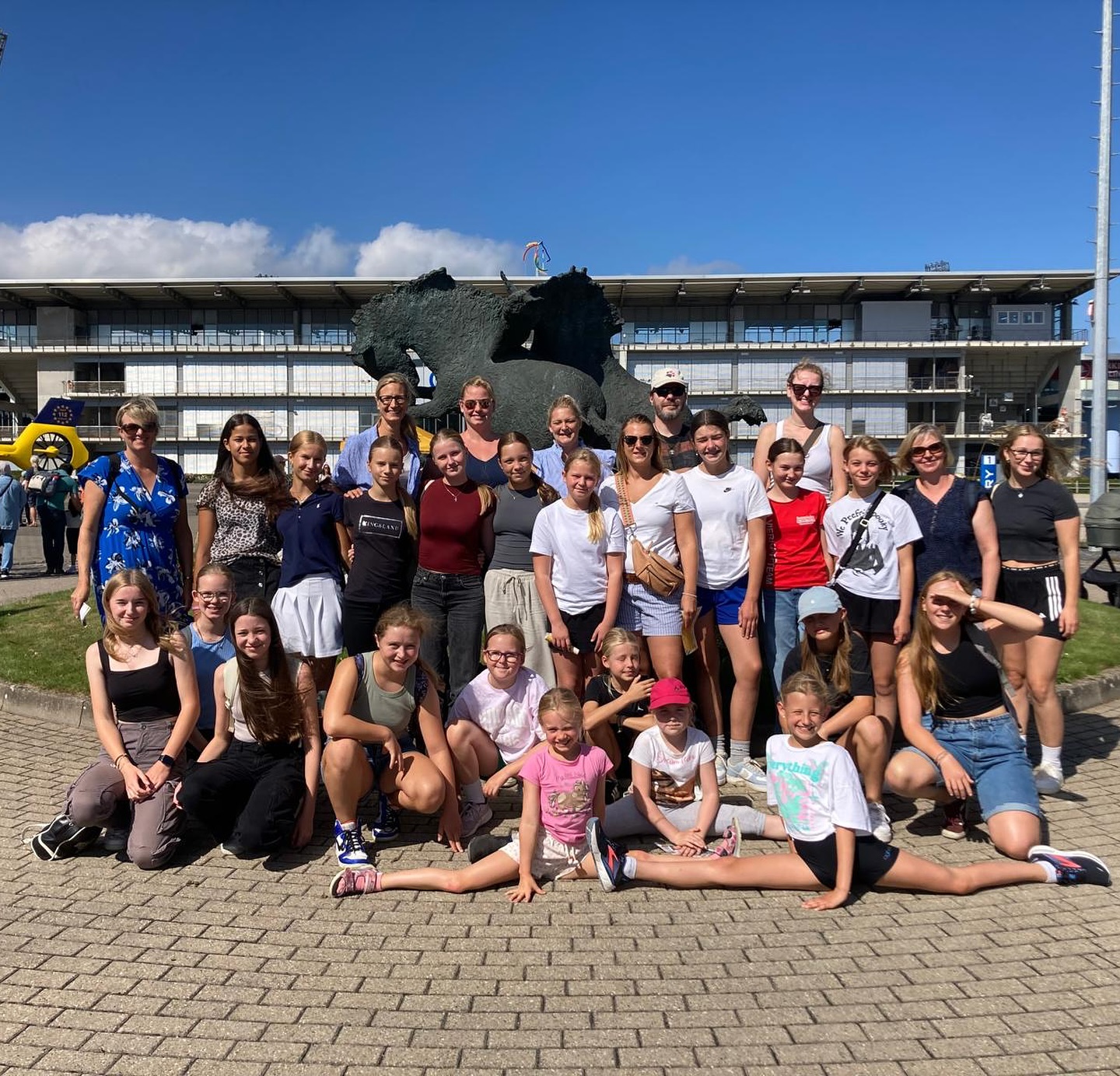 Am vergangenen Wochenende war ein großer Teil unserer Jugend beim Family Day in Aachen und konnte das CHIO Gelände besichtigen 🐴
Der größte Dank gilt @nele.schliekmann und @geraldine.prta für die Planung & Organisation dieses Events 💛