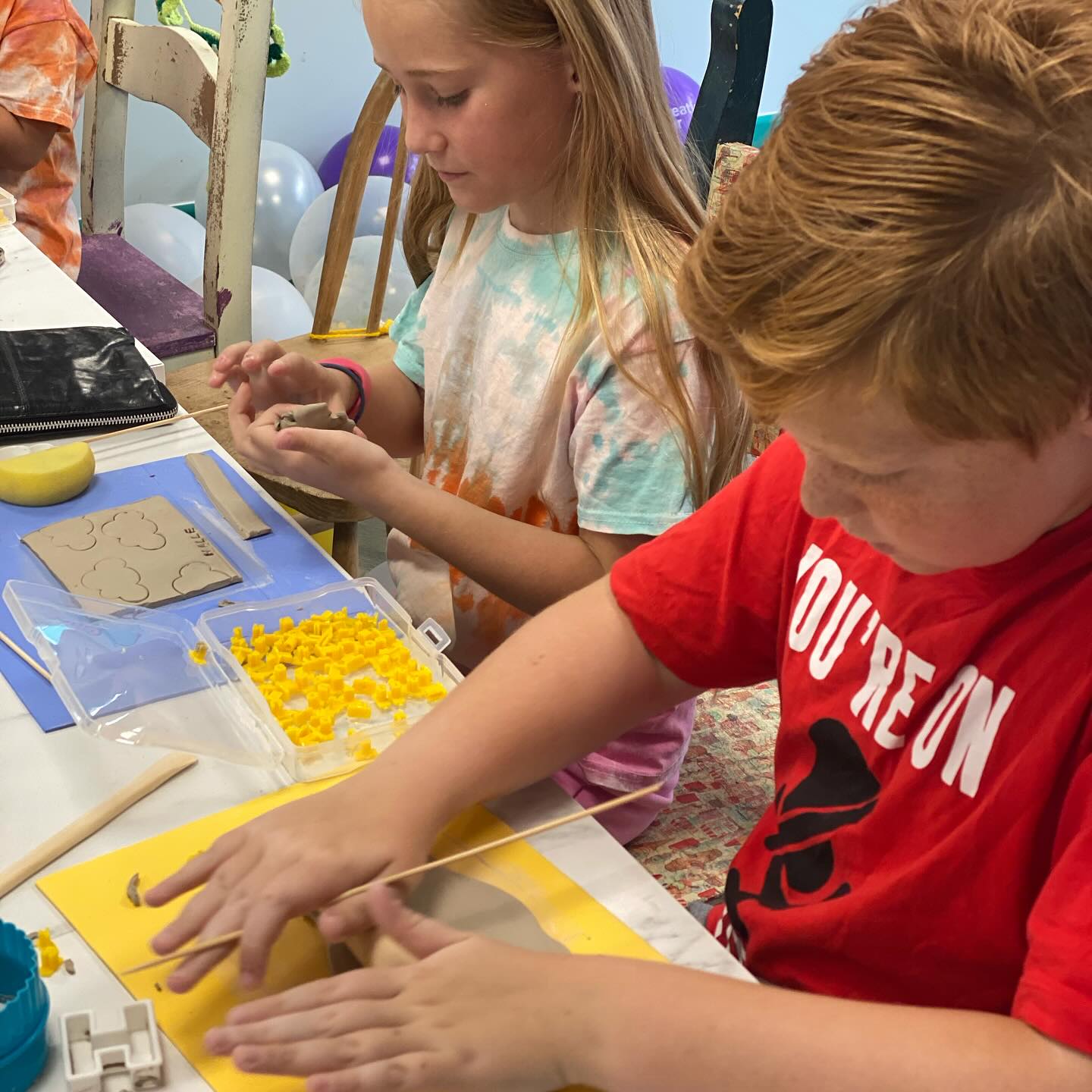 Throwback to the time @dreamzinteepeez1 came into the studio for a little play with clay!
Is this something you’d be interested in doing with your little ones? If so there might be some good news coming your way very soon 😏💖
#playwithclay #totp #topofthepots #potterypainting #pyop #ceramicsclasses #handbuildceramics #handbuiltceramics #kidsclasses #thingstodowiththekids #mossendgardenvillage