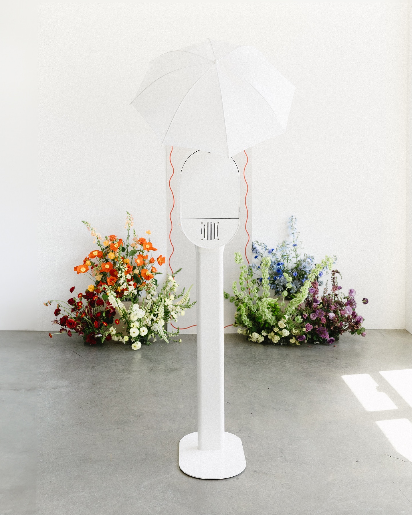 You know that little hour between the ceremony and reception – cocktail hour – when the bridal party is getting their photos done and your guests are just mingling with nothing to do, I’ve got the solution! 🙌
Our Photo Booth serves as a party keepsake that goes a long way. It’s a little piece they’ll take with them from the most important day of your life! If this interest you, slide into our DMs! ☺️