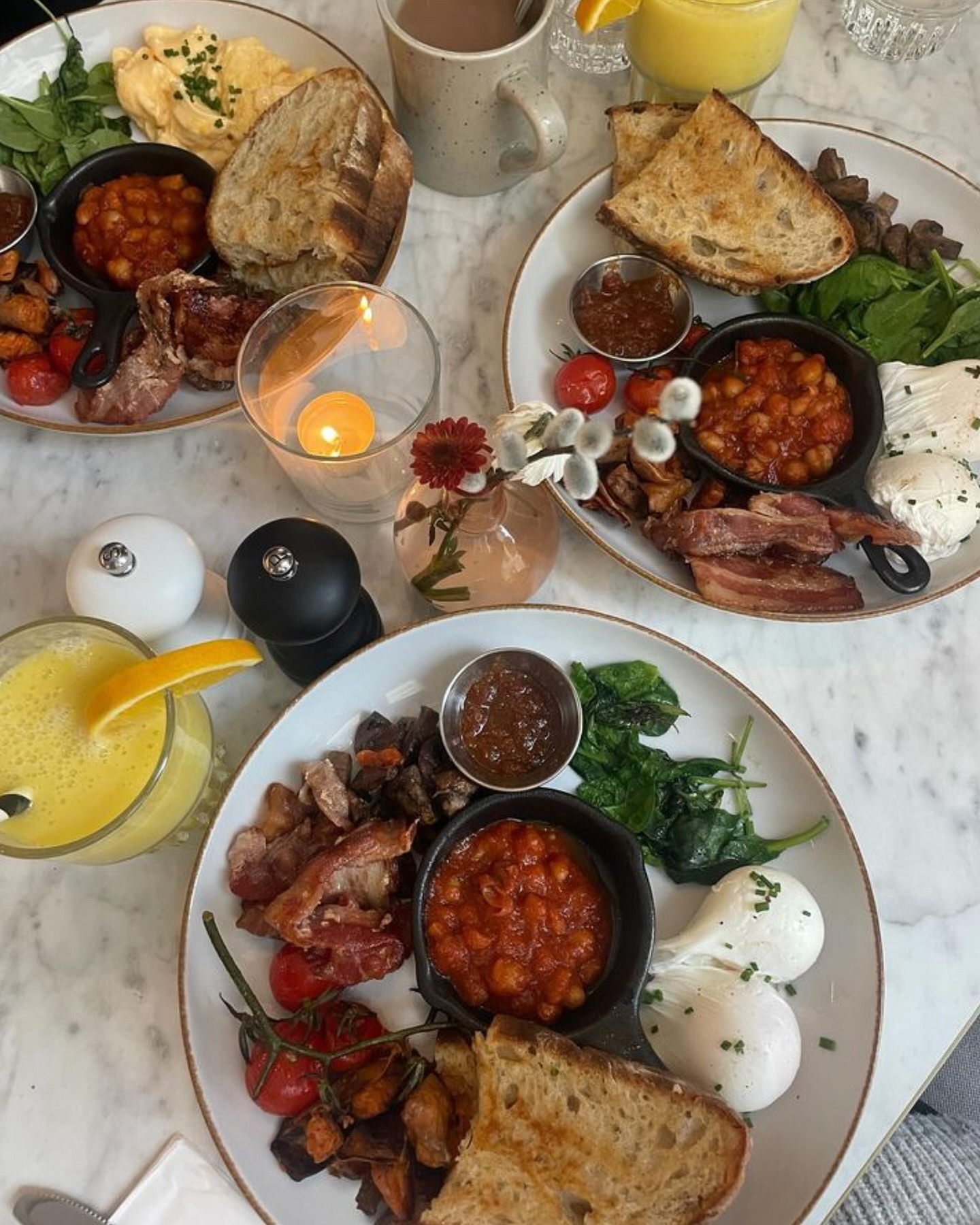 Did someone say Brunch Club Brekkie? Yes, we did! The best part of our brekkie plate is that it’s highly customizable. You get to choose how you want your eggs 🍳 , what protein you prefer 🥓, and you can even make it vegan! 🌱This beauty in the pic has 2 organic eggs (poached and scrambled), with sourdough bread, sweet potatoes, mushrooms, cherry tomatoes, tomato marmalade, spicy beans, and extra bacon and spinach. Want to try it? Come by Karlavägen 75! 😋🌱
Thank you @maria.in.stockholm for the pictures 😍