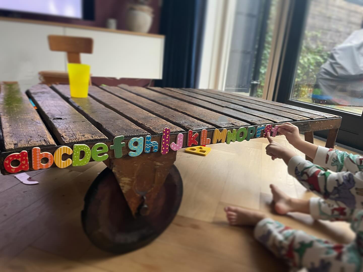 Het mag dan vakantie zijn, maar wist je dat het geen straf is om educatief bezig te zijn? Het ligt er alleen aan hoe je het aanbiedt.
We proberen de kinderen (en ook de ouders) die bij ons komen te inspireren en motiveren om thuis te oefenen, maar dan op een leuke manier.
Op de foto zie je bijvoorbeeld magneetletters. Hiermee kun je 100 verschillende activiteiten doen, maar in dit geval zijn we vooral bezig geweest met letterherkenning.
Let wel op: hier zijn de hoofdletters en de kleine letters door elke gebruikt. Is je kind al begonnen met het leren van de letters (groep 2/3), probeer dit dan zoveel mogelijk aan te bieden op het niveau van het kind. Dat wil zeggen: verbonden/ blokschrift, hoofdletters/ kleine letters, maar let ook op de grootte van de letters. Mocht je hier vragen over hebben, dan mag je ons altijd een DM sturen.
#kinderoefentherapie #kinderoefentherapeut #kinderfysiotherapie #kinderfysiotherapeut #motorischeontwikkeling #motoriek #mijlpaal #grovemotoriek #fijnemotoriek #schrijven #schrijfmotoriek #letterherkenning #pengreep #baby #peuter #kleuter #schoolkind
#kinderoefentherapie_zn #Wormerveer