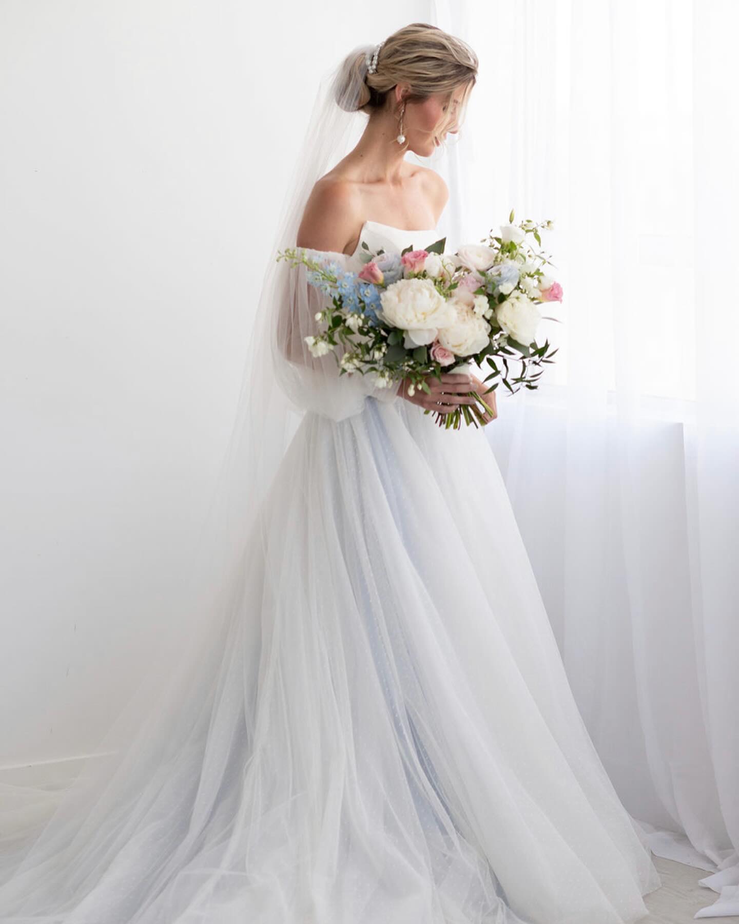 First signs of spring today… Time for some soft pastel palettes.
How gorgeous is this bouquet with these pale blue ranunculus!? 🤍
Photography: @jemmanphotography_weddings
Styling, décor and florals: @thegatheringeventco
Venue: @mdrnstudiorental
Custom Gown and all Accessories: @sindersbridal
Hair: @showponyhair
Makeup: @onefinebeauty
Video: @upnorthweddingfilms
Stationery: @wishtree_invites
Ring Set: @storbymargot
Model: @sarahdickey02
#springflowers #springweddings #ottawaweddingflorist #ottawaweddingdecor #springblooms