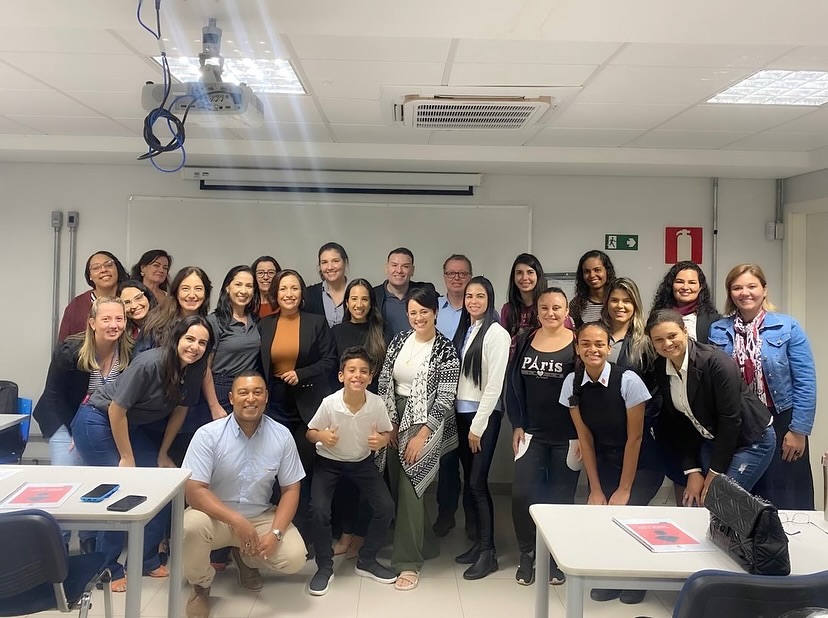 A convite do @sebrae.minas no dia 19/07/2024 eu estive em Pará de Minas para um bate-papo super divertido com a equipe do @rhconexaorh !
De um forma bem leve e descontraída falamos sobre um assunto muito importante: proteção financeira!
Discutimos questões relevantes como a importância da educação financeira, investimentos, consumo e aposentadoria.
Todo mundo participou, inclusive o Bernardo, uma criança que já aprendeu a guardar uma parte do que ganha e não tem o cofrinho furado. Não é mesmo, Bê?! 😅
Tem muita gente grande precisando aprender com ele! 😉
Agradeço ao @sebrae.minas pela parceria e confiança.
E à equipe do @rhconexaorh obrigada pelo carinho e receptividade! Fiquei encantada com o trabalho desenvolvido por vocês! Parabéns!!!
Que conexão!!!🤩
#educacaofinanceira #futuro #educação #sebraemg #investimentos