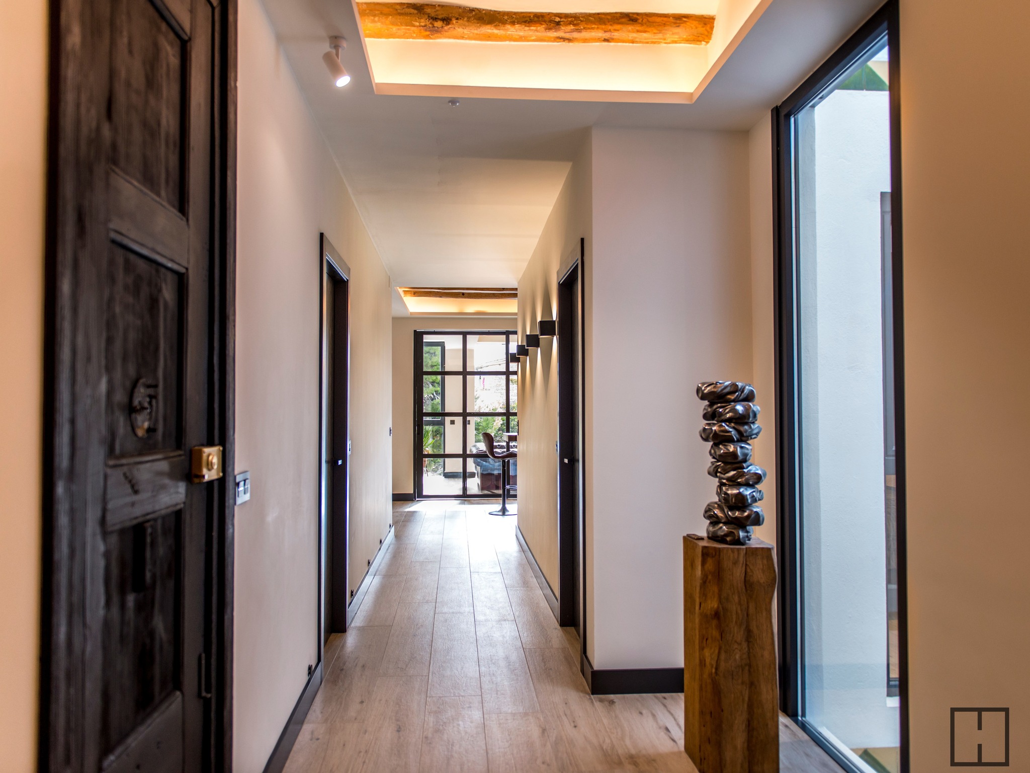 En aquest projecte la il·luminació era molt important, ja que es van conservar les bigues originals de la casa i volíem que tinguessin protagonisme, igual que l'element important d'aquest espai, l'escultura
📸 @annacalafellphotography