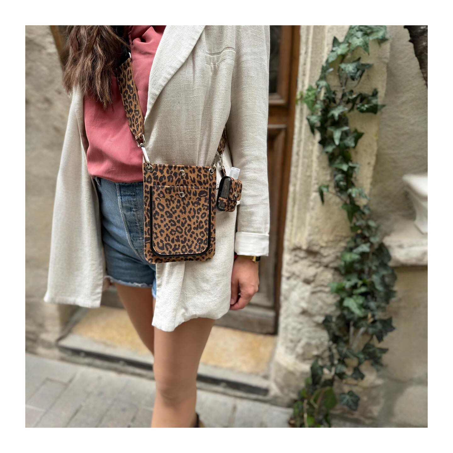 La Jojo léopard
LA pièce à avoir dans son dressing
Facile à porter même sur un look classique, très légère. Juste ce qu’il faut pour emporter le nécessaire.
#conceptstore #montpelliercity