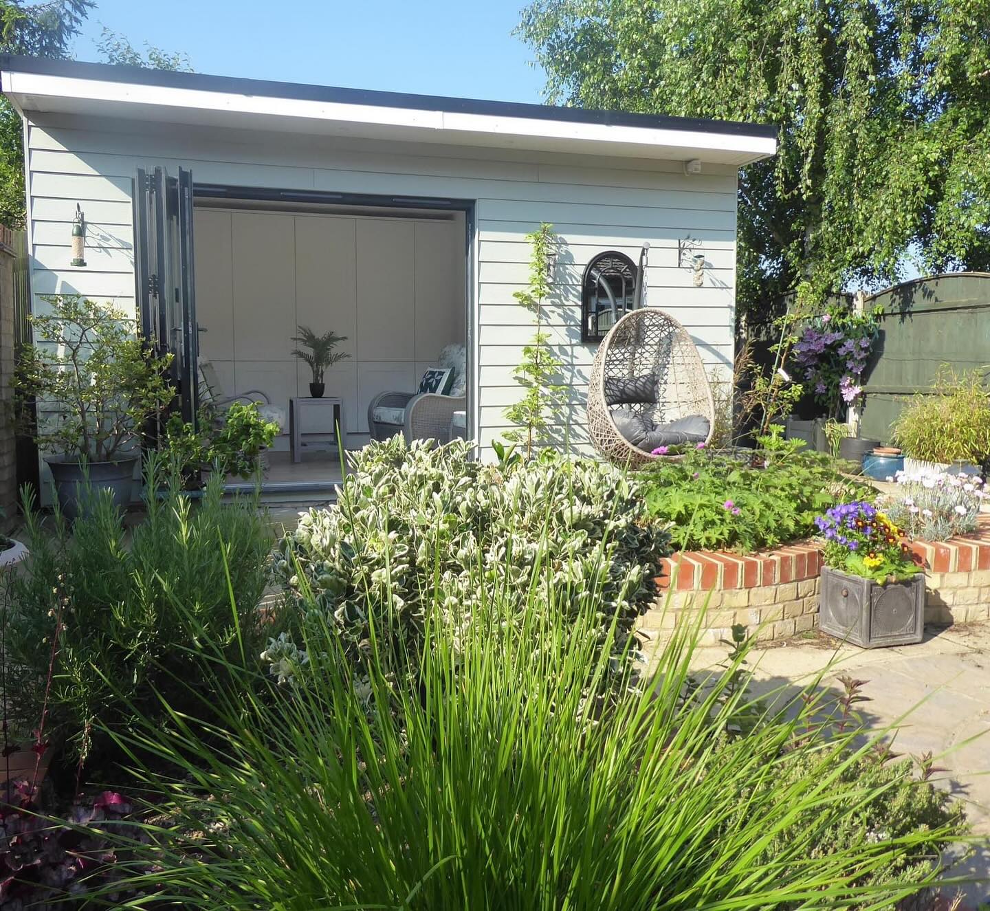 Another beautiful summer house build by @murrillbuild #summerhouse #beautifulspaces #sunmervibes #gorgeous #gardens #landscapes