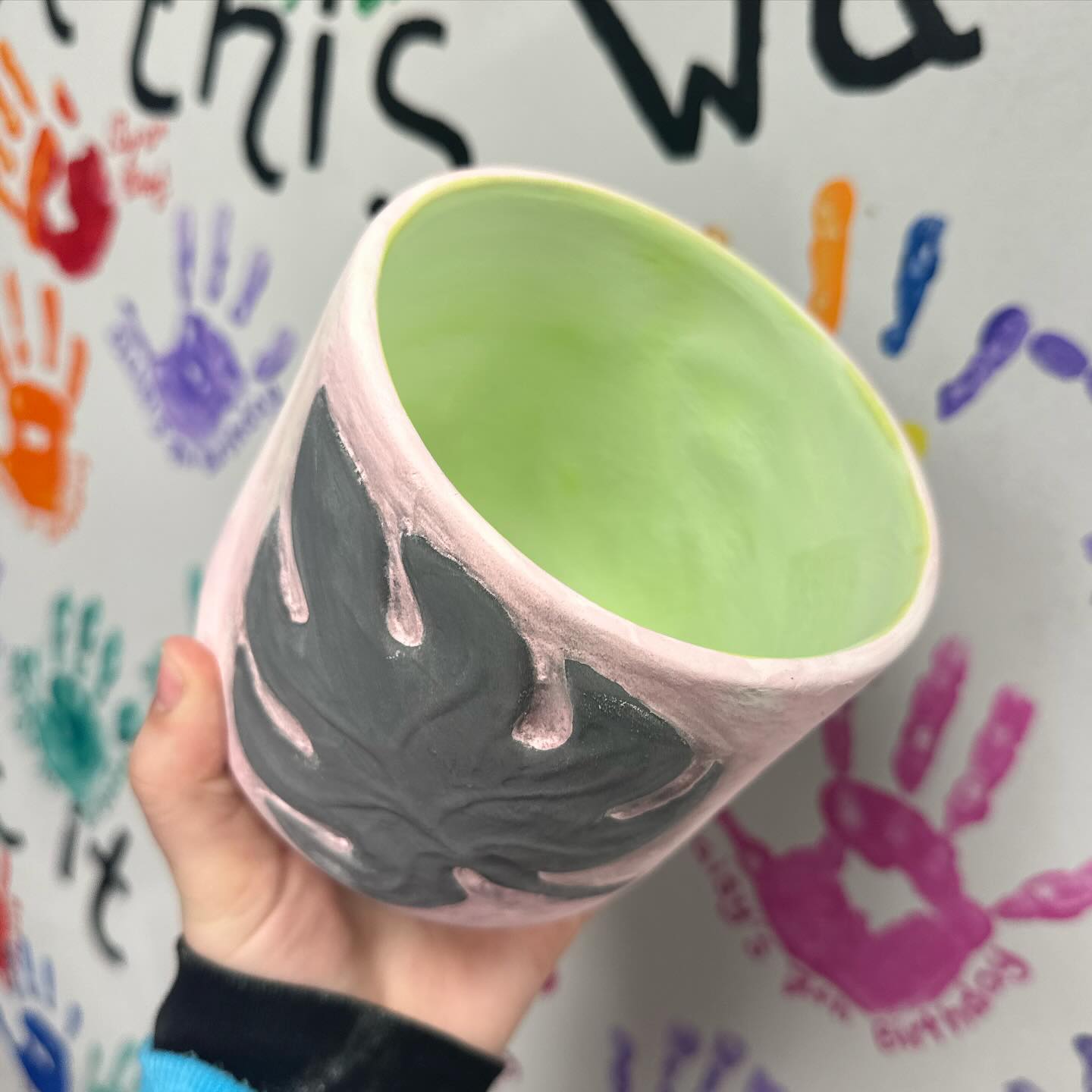 Just popped this little beauty in the kiln so we will find out the answer together tomorrow! Anyone want to switch their guess or are we all sticking with green/blue/white? 🤭