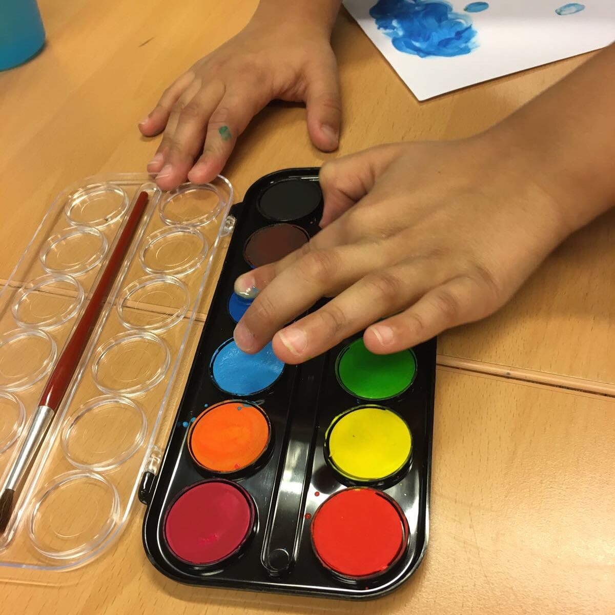 Wist je dat kinderen heel creatief zijn? De vraag is alleen of wij ze altijd de ruimte geven om hun creativiteit kwijt te kunnen.. of dat we het liefste ons eigen plan doorzetten.
Ik ben eigenlijk wel benieuwd: zet de bovenstaande tekst je aan het denken?
#kinderoefentherapie #kinderoefentherapeut #kinderfysiotherapie #kinderfysiotherapeut #motorischeontwikkeling #motoriek #mijlpaal #grovemotoriek #fijnemotoriek #baby #peuter #kleuter #schoolkind
#kinderoefentherapie_zn #wormerveer