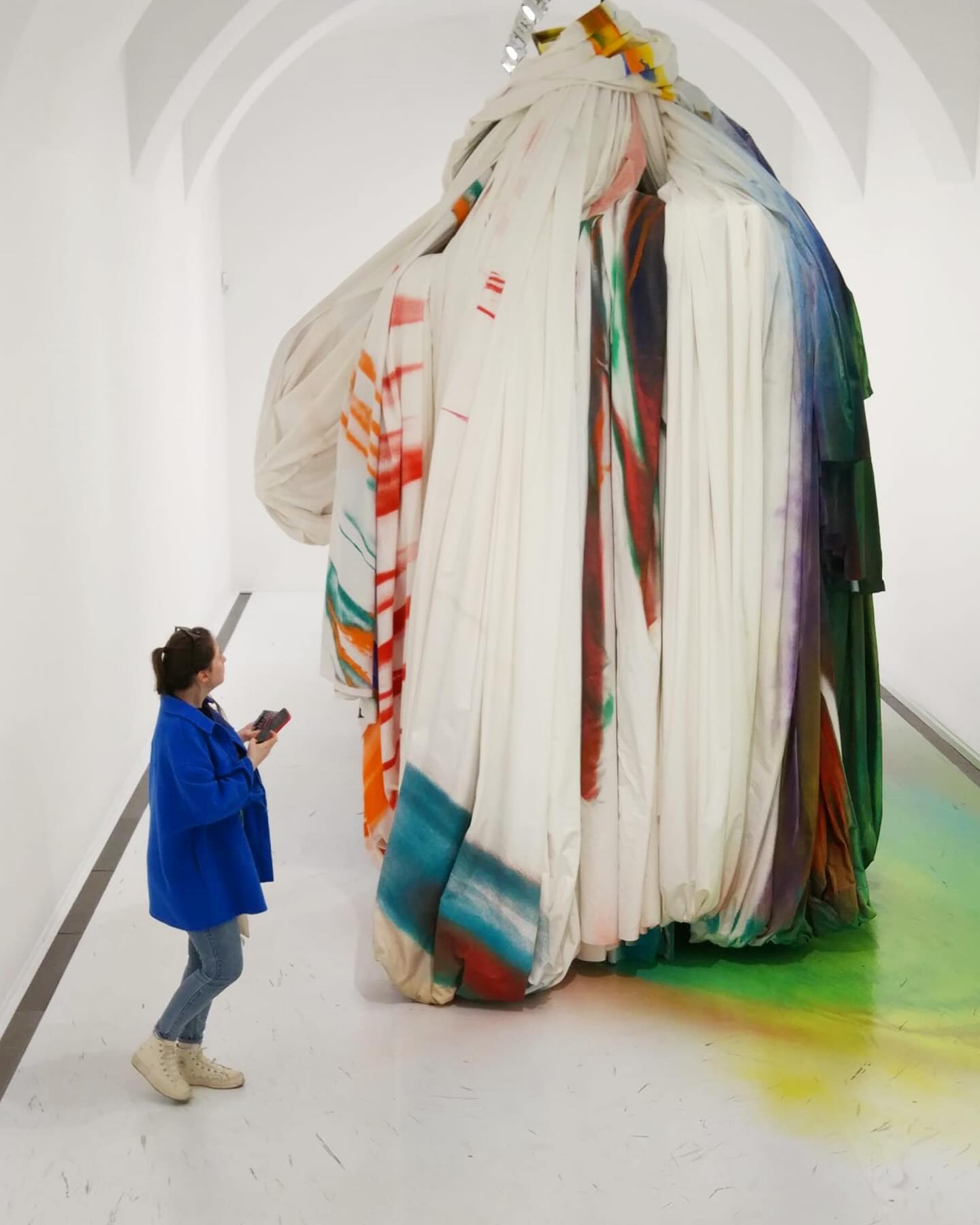 Breathtaking @katharina_grosse at @albertinamuseum in Vienna. I could watch this all day! 👀
I love it when artists go above and beyond the ordinary, breaking constraints of techniques and the expected. ✨✨✨
#KatharinaGrosse #Albertina #AlbertinaMuseum #Wien #Vienna #ContemporaryArt #Exhibition #Inspiration