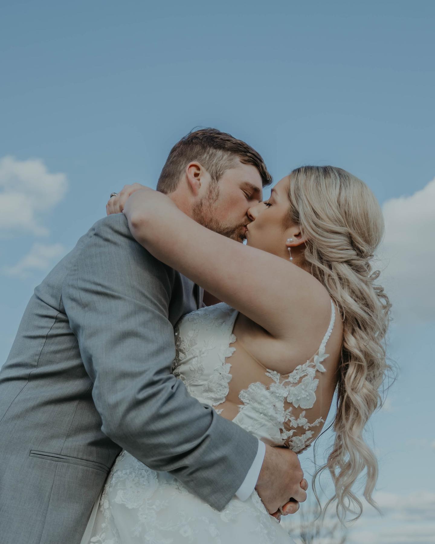 Spring weddings, have sprung🌷✨💐 Definitely keep swiping to see some of the cutest spring wedding photos!!
Hair: @hairbysadiebuggg
Makeup: @kate.sowder
#bridal #bride #brideandgroom #bridetobe #couple #destinationwedding #elopementphotographer #engagement #groom #instawedding #prewedding #theknot #weddingdecor #weddingdress #weddingideas #weddinginspo #weddingphoto #weddingphotographer #indianawedding #kentuckyweddingphotographer #weddingphotographers #weddingphotographersociety #weddingphotos #weddingphotoshoot #weddingplanner #weddings #weddingseason #weddingstyle #weddingvideographer #wedmegood