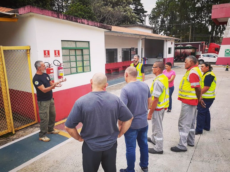 “Preservação da saúde é estar sempre preparado a todas as exigências das normas de segurança.” 👷🏾♂️👷🏻♀️
⠀
Neste mês foi finalizado mais uma assessoria para a Distribuidora Petrópolis (Grupo Itaipava), onde foi realizado o treinamento periódico da NR 23 - Brigada de Incêndio para todos os colaboradores da equipe.
⠀
É muito gratificante saber que existem empresas/pessoas preocupadas em segurança, saúde e bem estar de todos em primeiro lugar! Parabéns à todos os envolvidos, agradecemos a confiança em nosso trabalho e estaremos sempre à disposição! 👏🏻🤝🏻
⠀
Está precisando de uma assessoria/consultoria para a sua empresa também? Entre em contato conosco que montamos o seu orçamento da melhor forma que se adapta à você! ❤️
Para maiores informações:
📞 (12) 98136-0655 (WhatsApp)
📬 contato@guardioesdofogo.com.br
🏠 www.guardioesdofogo.com.br
📍Rua Sebastião Humel, 412 - Centro - São José dos Campos/SP
⠀
C.O.T.E - Guardiões do Fogo,
“Lutando pela sua vida e seu futuro.”
⠀
#brigadadeincendio #assessorias #segurancadotrabalho #treinamento #valedoparaíba