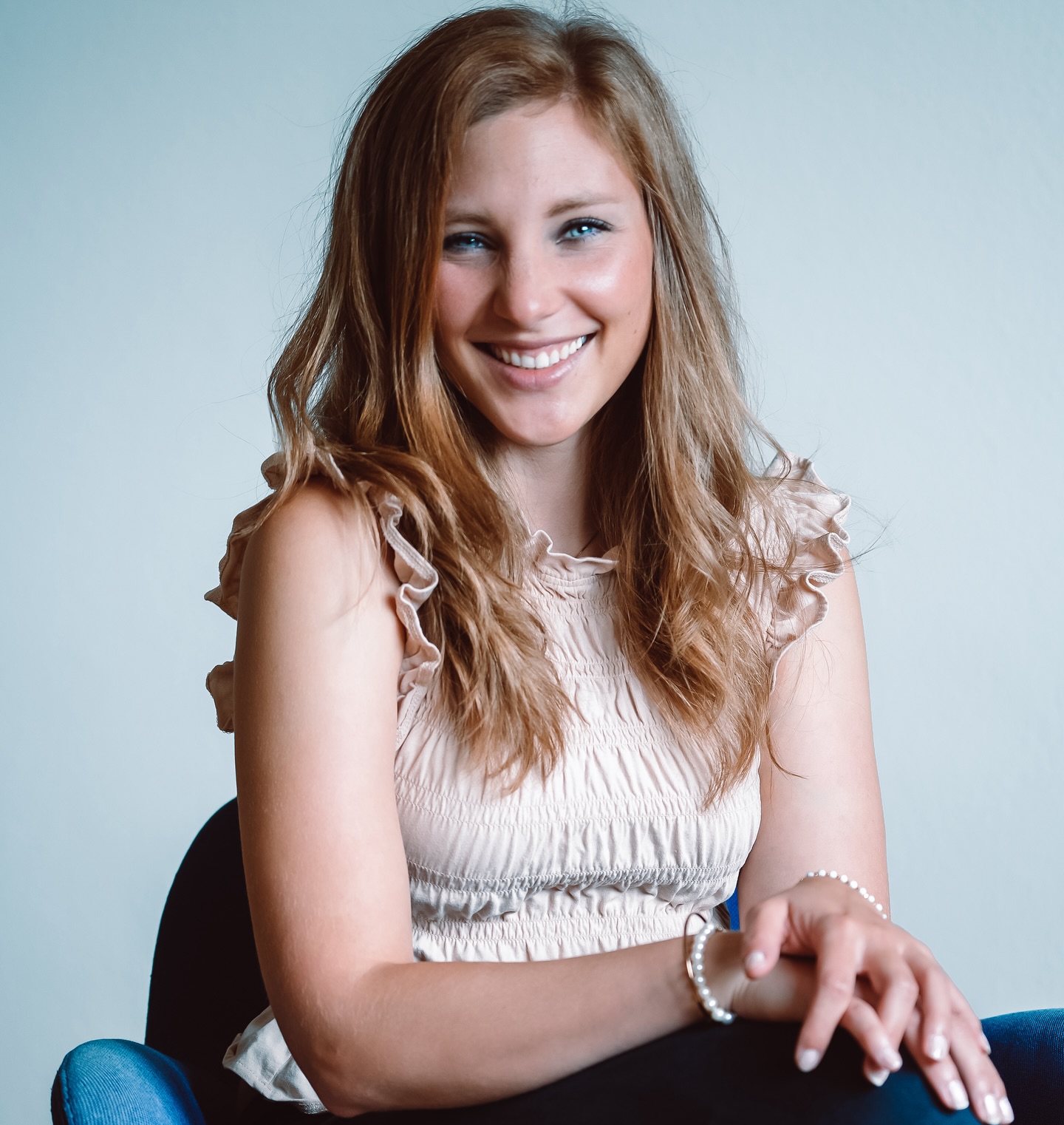 Die Kunst, Grenzen zu setzen..
Für viele ist es ein schwieriges Thema, seine Bedürfnisse zu erkennen, ernst zu nehmen und in der Konsequenz danach zu handeln.
Meine Beobachtung ist, dass es besonders Menschen schwer fällt, denen es wichtig ist, dass es anderen gut geht. Sich selbst stellen sie hinten an, machen die eigenen Bedürfnisse kleiner, als die der anderen. Sie haben gelernt, dass es wichtig ist, Rücksicht zu nehmen und dass man vielleicht als arrogant, egoistisch oder nicht belastbar gilt, wenn man „nein“ sagt. Vielleicht ist dahinter auch eine Angst, dann ausgeschlossen oder belächelt zu werden.
Mit dieser Ängste fehlt dann häufig der Mut, wirklich für seine Bedürfnisse einzustehen. Und nicht weniger häufig weiss man nicht ganz genau was es braucht oder wie man es auf den Punkt formulieren kann.
Seine Bedürfnisse ernst zu nehmen und sich zu erlauben, Grenzen zu setzen ist jedoch essenziell, um langfristig gllücklich und auch gesund zu bleiben. Aus meiner Sicht ist es ein wichtiger Teil der Selbstfürsorge und des Respekts gegenüber sich selbst.
Auch wenn es dir (noch) nicht gelingt, kann sich das ändern. Wird es Zeit für dich? Dann schick mir gerne eine DM oder buche direkt dein kostenfreies Vorgespräch unter dem Link in meiner Bio.