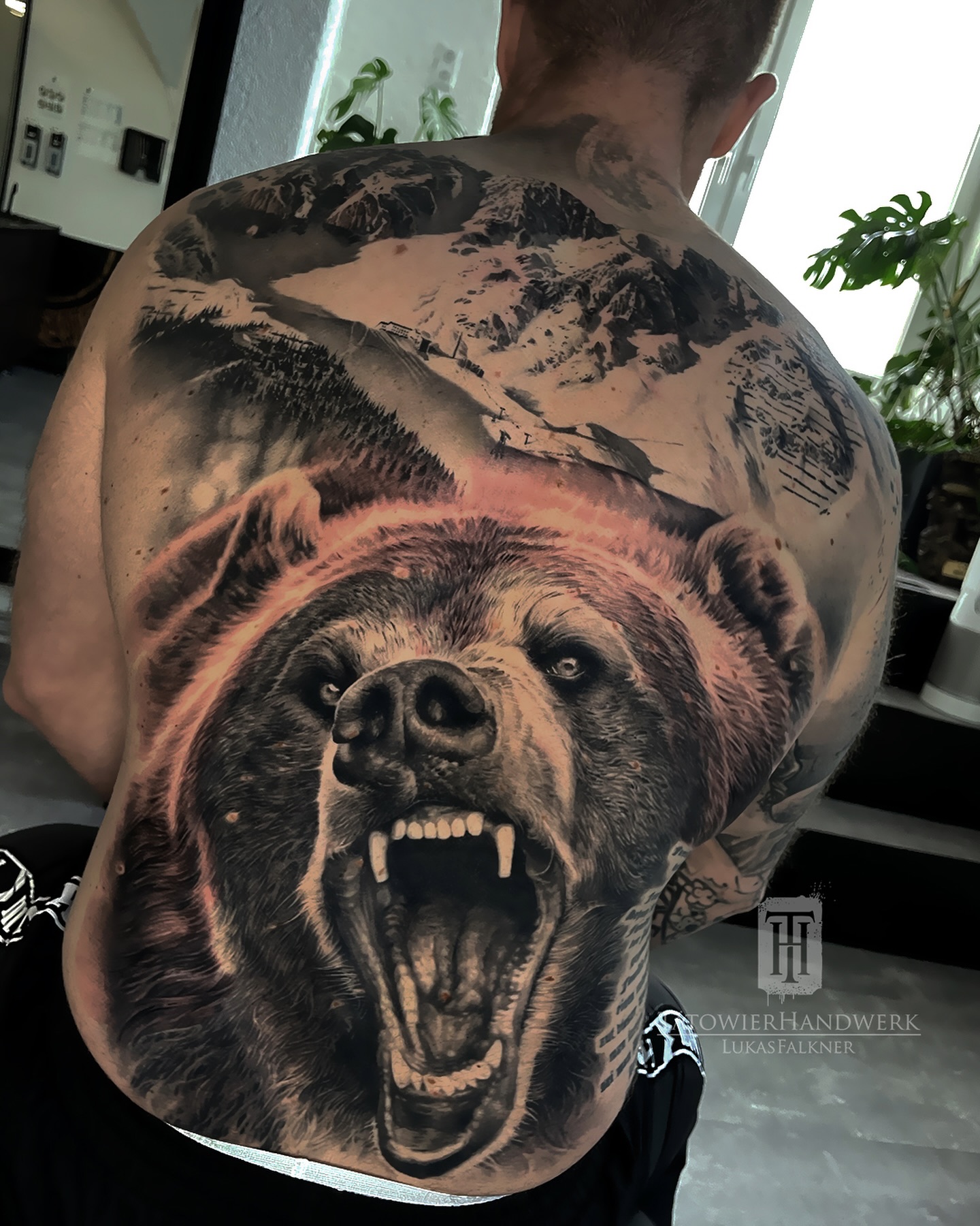 WIP - Here’s a sneak peek of a recent piece I’m working on. It’s about 90 percent complete. Just one more session to go before it’s done ✌️ Can anyone guess which mountain range is featured at the top? ⛰️
#tattoo #ink #mountains #bear #realism
