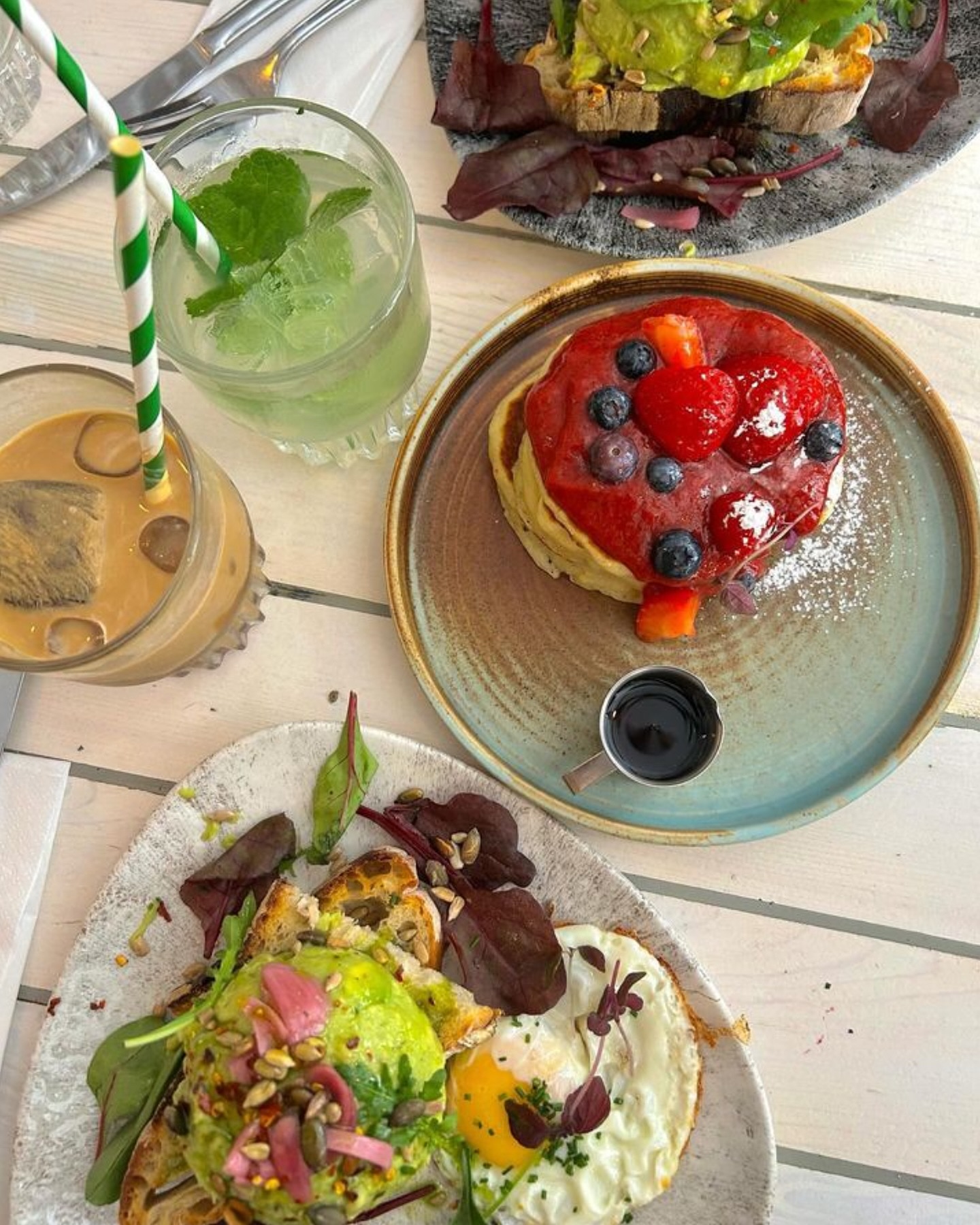 Sunday + Brunch = ❤️
Did you just wake up from a fun night out? We can promise that you will feel much better with some eggs, pancakes and smoothies in your belly 👊 we’re open until 16:00 today so you can plenty of time to get yourself out of bed and to Dalagatan 24 😉
Thank you @bellasbiblioteek for the visit and the great pic 😍