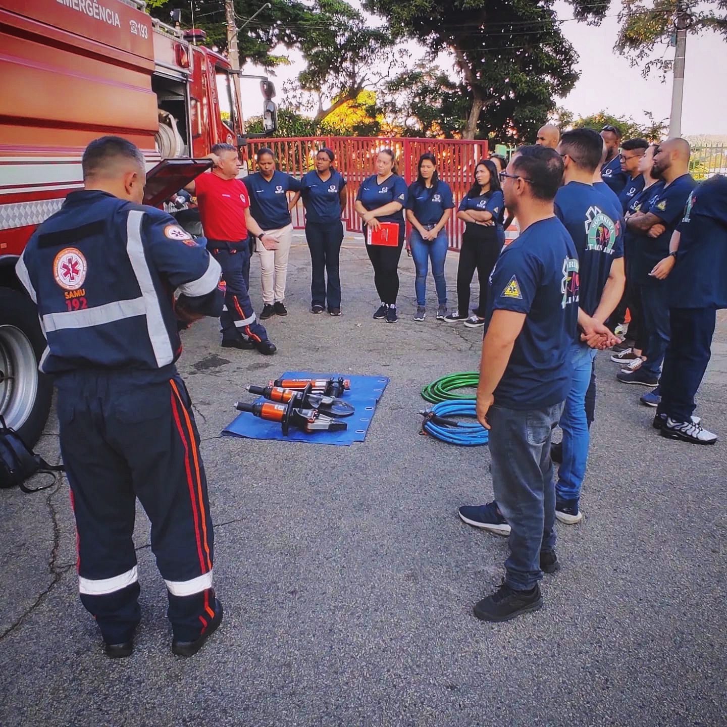 “Compartilhar conhecimento e experiência é uma das atitudes mais nobres do ser humano.” ❤️
⠀
Foi realizado uma visita técnica ao Corpo de Bombeiros de São José dos Campos, onde os(as) nossos(as) alunos(as) da turma de Bombeiro Civil e APH, puderam conhecer mais da realidade da atividade de um Bombeiro, da atuação do Corpo de Resgate e do SAMU. 👨🏻🚒
⠀
Agradecemos imensamente ao Comando do Corpo de Bombeiros da Vila Betânia e em especial ao Cabo Osses e Ubirajara que nos recebeu e deu todo apoio. Parabéns por essa nobre instituição! 👏🏻🤝🏻
⠀
E ai, tem o sonho de ser um(a) Bombeiro ou Socorrista também? Então venha você também fazer parte do nosso time! 😊🤝🏻
⠀
Para maiores informações:
📞 (12) 98136-0655 (WhatsApp)
📬 contato@guardioesdofogo.com.br
🏠 www.guardioesdofogo.com.br
📍Rua Sebastião Humel, 412 - Centro - São José dos Campos/SP
⠀
C.O.T.E - Guardiões do Fogo,
“Lutando pela sua vida e seu futuro.”
⠀
#aph #bombeirocivil #corpodebombeiros #profissão #saojosedoscampos