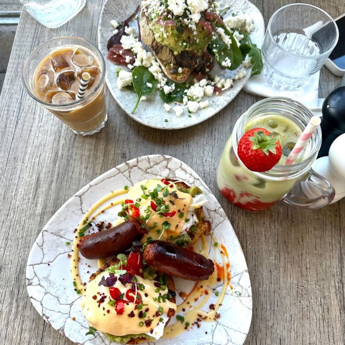 Good morning, beautiful people! ☀️ Coming for brunch today? Pro tip: Arrive before 10:00 or after 15:00 to avoid standing in queues!
Pictured: Strawberry oat matcha, iced coffee, avocado toast with added feta and our house special spicy benedict with chorizo 🙌
Thank you @david_buehl for the visit and the picture 🫶