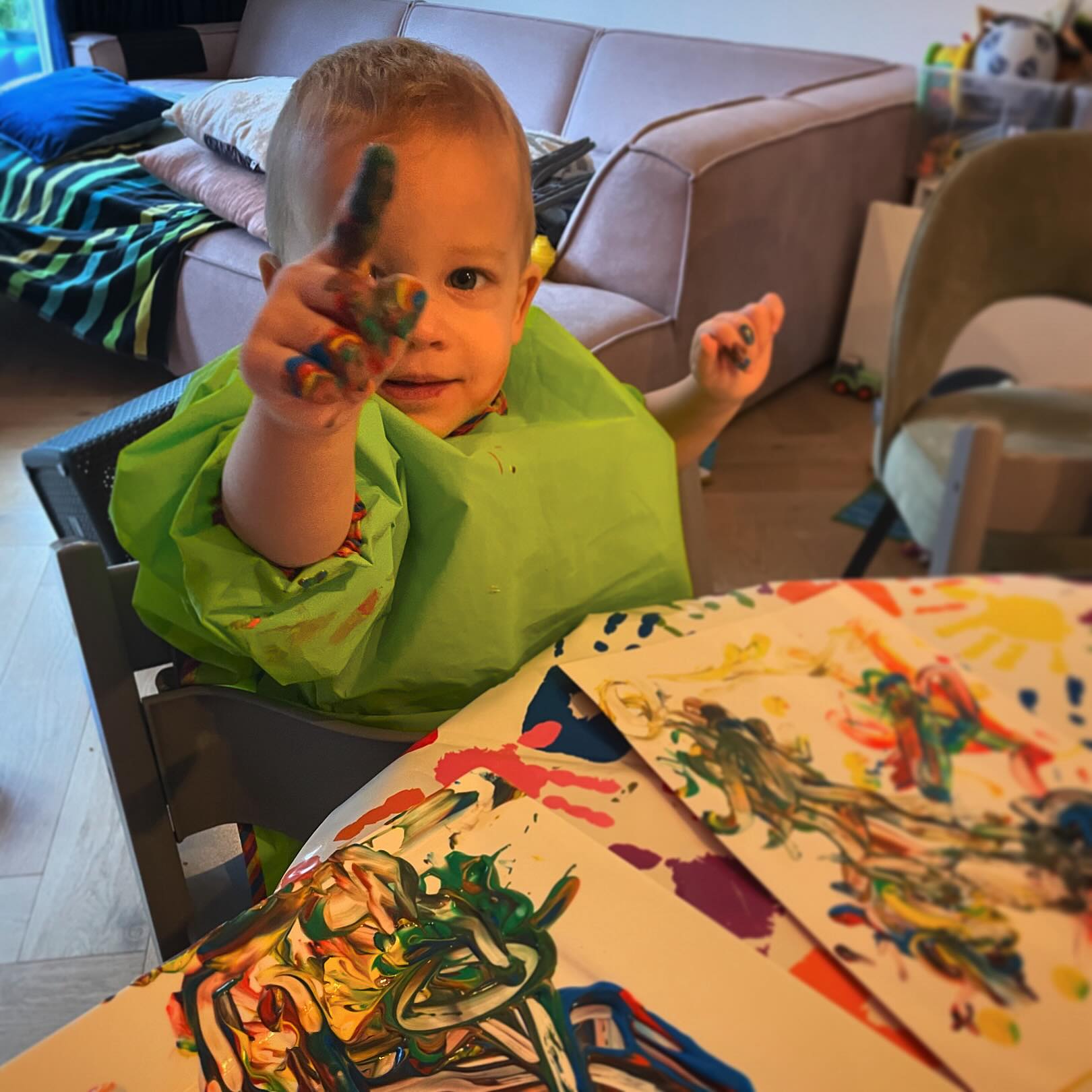 Ik hoor mezelf nog denken: ja, leuk hoor al die creativiteit, maar ik heb eigenlijk geen zin in (nog meer) rommel in mân huis.
Maar dan zie ik hoeveel plezier ze hebben tijdens het tekenen, plakken, kleuren en schilderen en hoe trots ze zijn op hun eigen creaties. Voor mij genoeg bevestiging dat al die rommel in mân huis toch een goed plan was. En de kinderen laten helpen met opruimen is gezellig en leerzaam tegelijkertijd, toch? đ
#kinderoefentherapie #kinderoefentherapeut #kinderfysiotherapie #kinderfysiotherapeut #motorischeontwikkeling #motoriek #mijlpaal #grovemotoriek #fijnemotoriek #baby #peuter #kleuter #schoolkind
#kinderoefentherapie_zn #Wormerveer