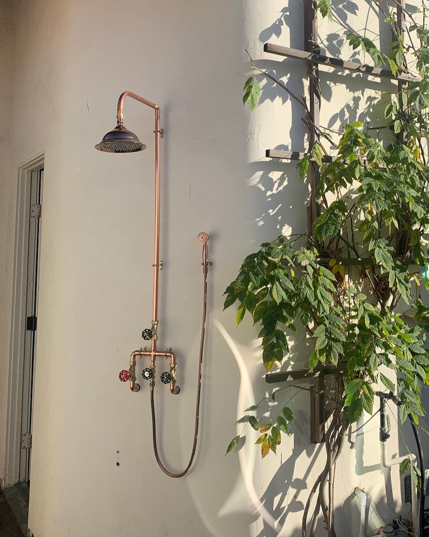 Summer’s here for the day! We’ve picked out some customer photos of our showers installed across the world. Just get in touch if are interested in one of our handmade solid copper showers. #shower #copper #coppershower #oudoorshower #gardenshower