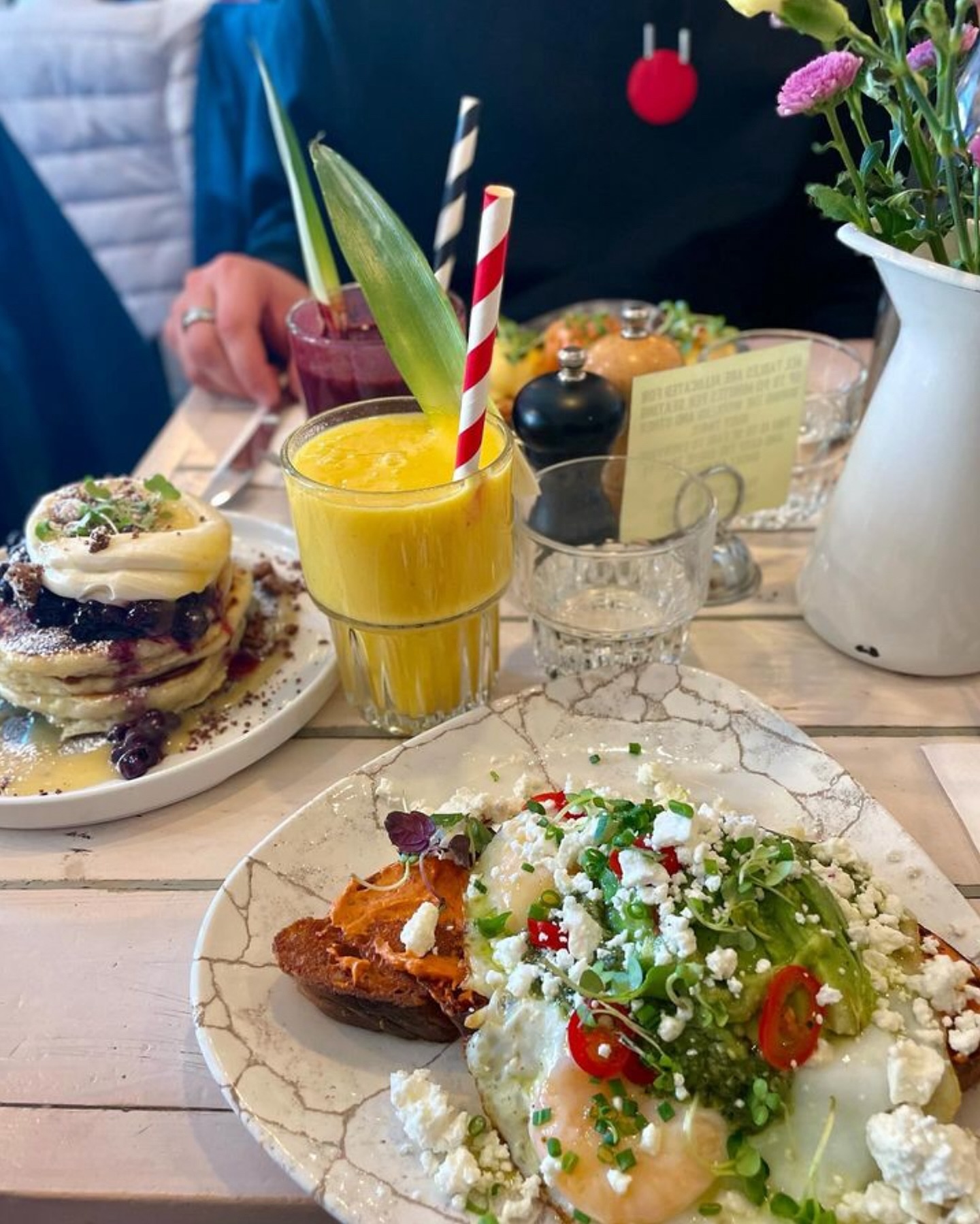 Sun is shining, it’s Friday and the weather is supposed to be nice this weekend ☀️ Add some brunch and friends into the mix and your weekend is lined up to be amazing 👏
Both restaurants are open as usual! A quick reminder that Karlavägen are for the peeps who wants to avoid the queue ✌️
Thank you @jasmin_kahara for the photo 😄