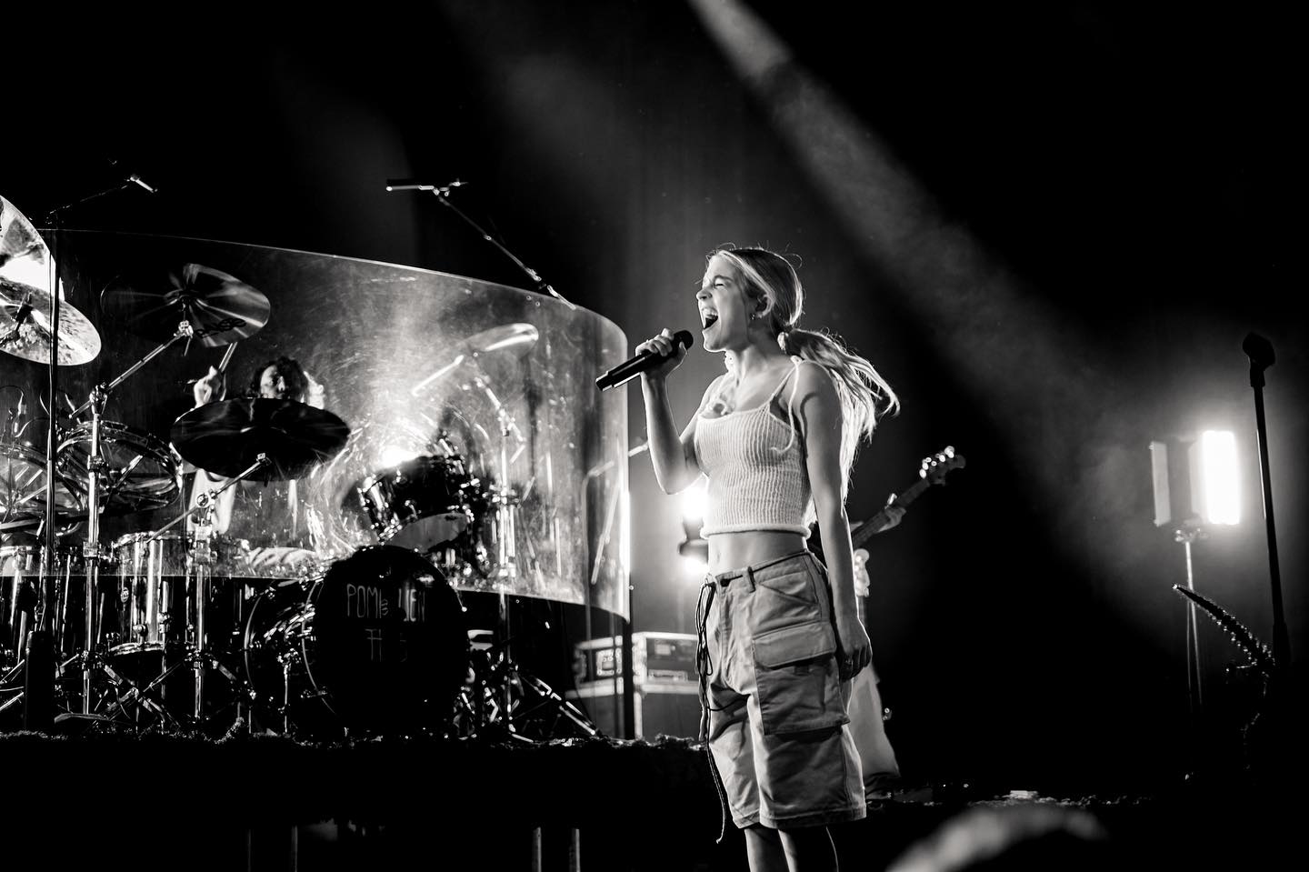 Oeeehhhh… nog een paar dagen en dan mogen we weer!
🩷 @pinkpopfest is aan de beurt! 🩷
En dit festival ga ik volgens mij nu de 15e keer bezoeken en heb er weer zo veel zin in..
Wordt tijd ook… voor mijn gevoel duurde het zolang maar wellicht komt dat omdat ik al met 1,5 been in de zomervakantie sta of zo 😂
Zo af en toe droom ik een beetje weg en wat zou het tof zijn als ik hier eens aan het werk mag en te fotograferen TO THE MAX 🩷
Dit jaar zou mijn lijstje ook wel behoorlijk vol staan denk ik met de MUST DO/MUST SEE bands…
Net nog even het hele programma bekeken en ik vind die line-up eigenlijk best tof..
Het zijn niet helemaal mijn headliners maar verder helemaal oké toch?!
En zo cool om te zien dat mijn grootste wens om te fotograferen @gretavanfleet er staan, een band waar ik heel nieuwsgierig naar ben en sta ingeschreven om te fotograferen eind dit jaar @allthosewhowanderaredool en deze jongedame die ik een paar maanden geleden mocht ontdekken @pommelienthijs …
Misschien niet het eerste wat je verwacht bij een Pinkpop en al helemaal niet de gitaren, headbangende mannen en geruite blousen muziek…
Maar zij is echt heel leuk!!! Mede omdat die band ook zo tof is en dat ze intens genieten en alle energie in die show gooien…
Als ik de vrijdag zou gaan, zou ik even kijken 😉
Voor degene die gaan heel veel plezier en voor degene die niet gaan, ook veel plezier met alle andere dingen die je gaat doen 😜
Oké… doei!!!