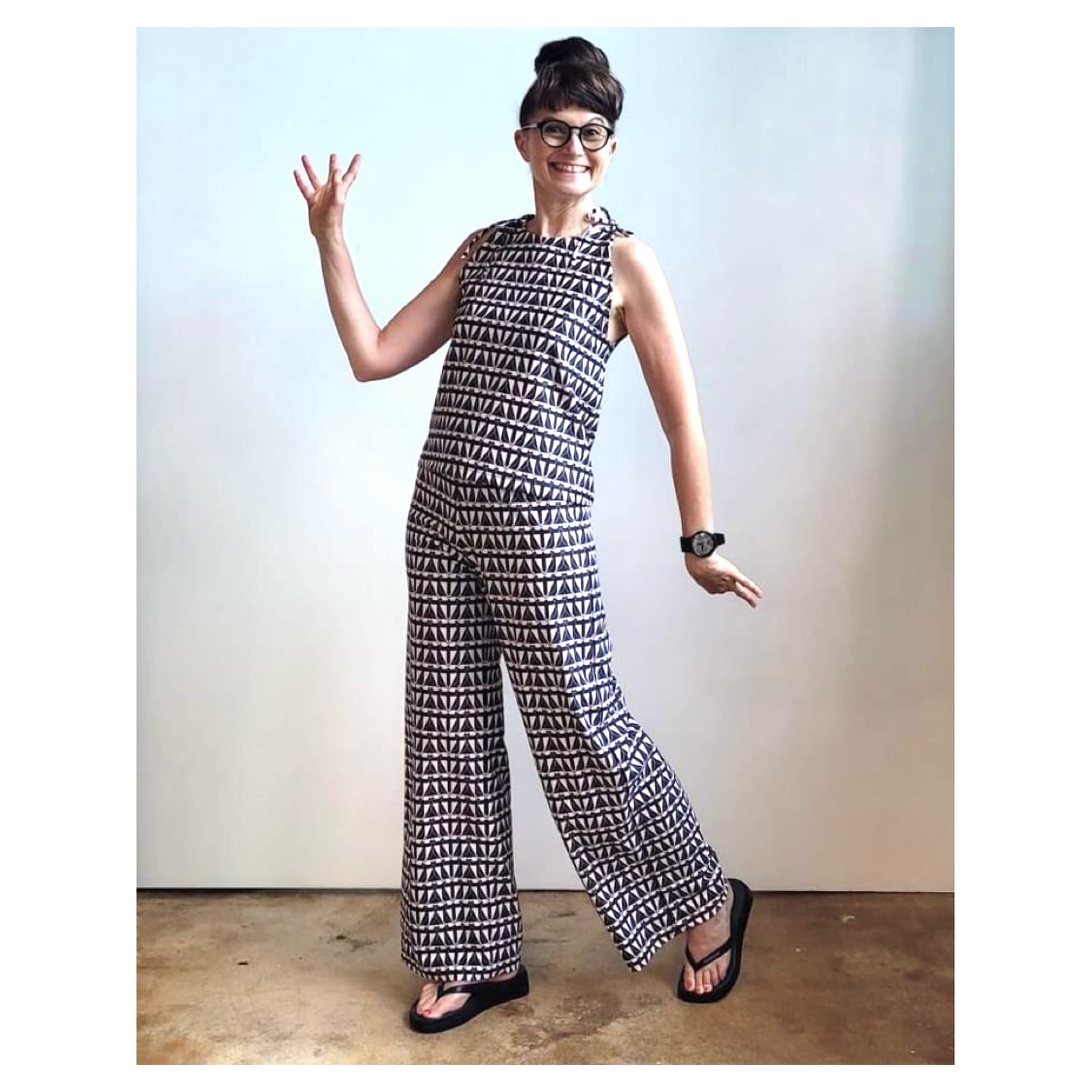 Hello tutti!☀️
J’ai le plaisir de te présenter mon tissu sportwear ZELIE, hautes performances, magnifiquement sublimé par le savoir-faire de ✨@catherinemuriset , fée experte de la maison Muki ✨@muki_tailleur.
Lors de notre récent popup store à @la_lisiere_by_ecofashionlab, Suzanne et moi avons eu le grand plaisir de rencontrer Catherine et Joël, fondateurs de la maison de couture Muki, basée à Eclépens, près de Lausanne qui propose un service de confection d’exception! 🤩
Catherine, cherchant à allier confort et élégance pour ses voyages, a choisi ZELIE et GRANADA. Sa créativité et son talent ont donné naissance à une tenue « lounge » qui est à la fois ✨ultra chic et confortable. 😍👌🏼
Nous sommes absolument fans!!!!😍
✨Et toi? Aimes-tu cette tenue? 🥰
🌸Un immense merci à Catherine d’avoir choisi AKIKOSMOOD et mille mercis également pour son partage! 😍
#akikosmood #akikosmoodfabrics #suisseromande #genève #eclepens #mukitailleur #catherinemuriset #surmesure #tissuaddict #fabricaddict #coutureaddict #isewmyclothes #swissdesign #confectionsuisse #swisstextiledesign #loungewearlifestyle #sportwearstyle #vaud #sewinginswitzerland #stoffekaufenmachtglücklich #nähen #sewingproject #madeineurope🇪🇺 #localproduction