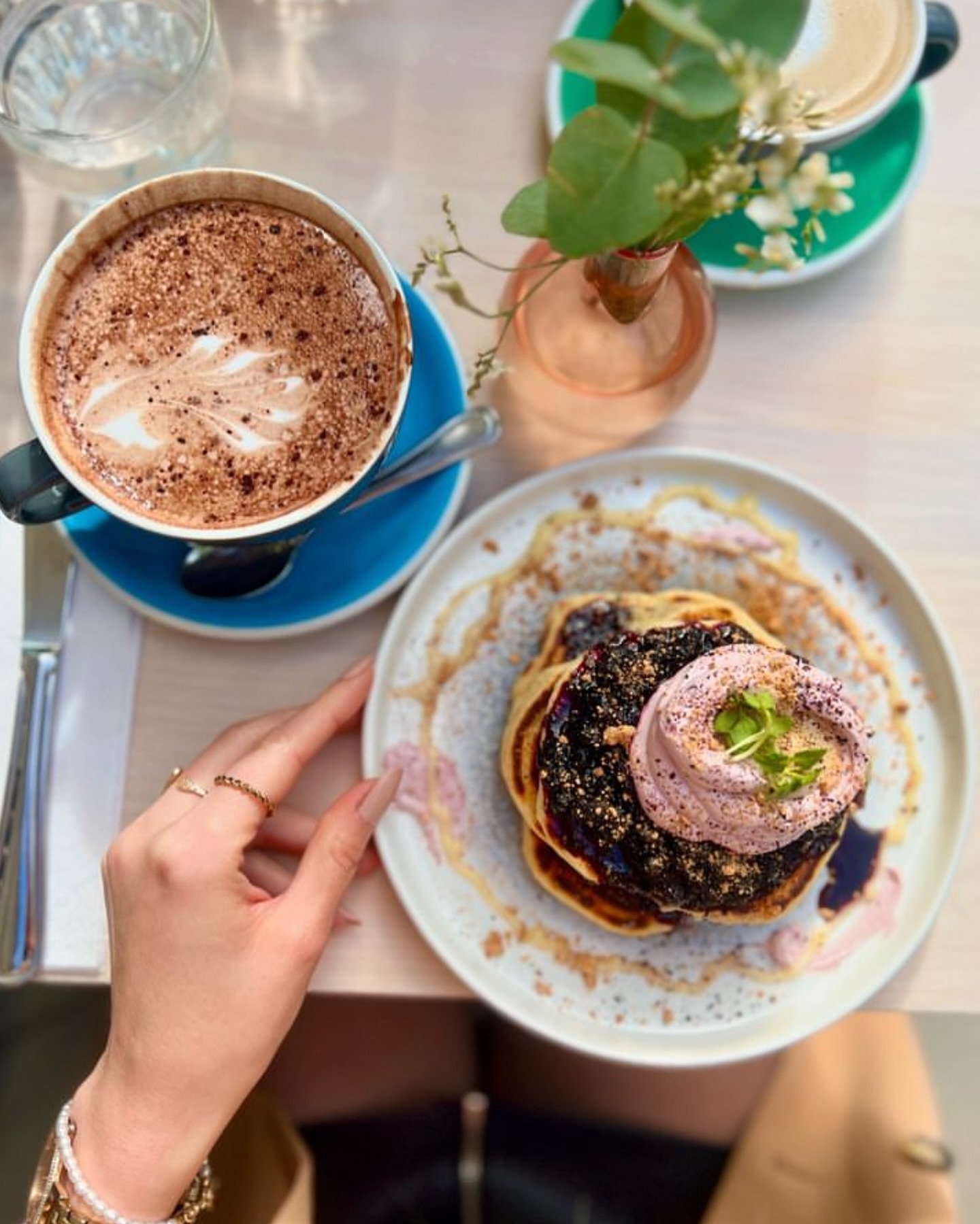 This is probably one of our favourite combos coffee+pancakes= 😍
What is your go to order when you come and visit us? Let us know in the comments 👇
Thank you @martina.s23 for the visit and the photo 💖