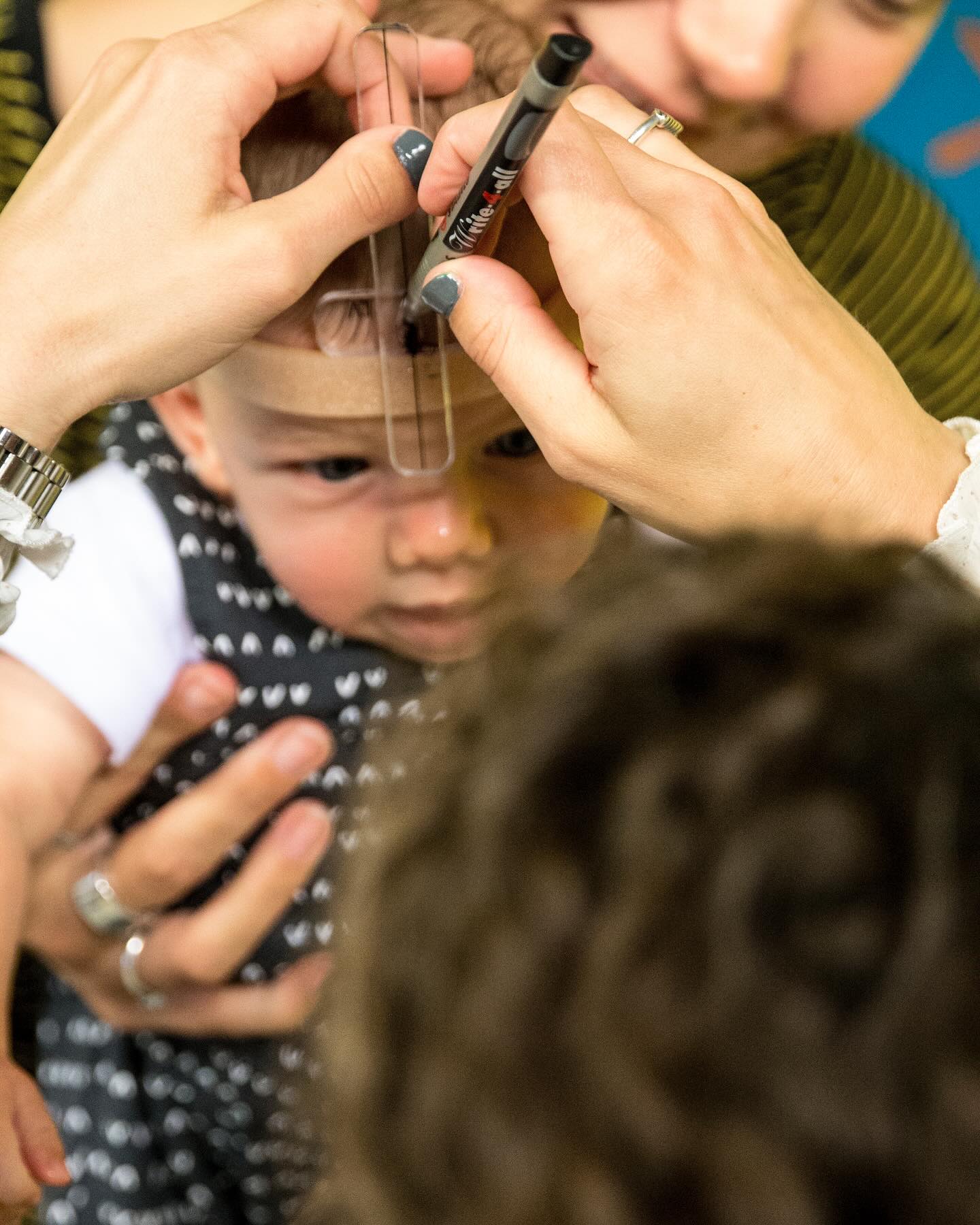 Het aantal gevallen van âwiegendoodâ bij babyâs is enorm gedaald, sinds het consultatiebureau het advies geeft voor rug slapen. Echter zijn het aantal gevallen van voorkeurshoudingen toegenomen. Als kinderoefentherapeut komen wij bij mensen thuis wanneer er sprake is van een voorkeurshouding. We letten dan op 3 verschillende aspecten: 1. het verminderen van de voorkeurshouding 2. het verminderen van de afplatting 3. de motorische ontwikkeling
#voorkeurshouding #voorkeurshoudingbaby #consultatiebureau #motoriek #motorischeontwikkeling #grovemotoriek #fijnemotoriek #motorischevaardigheden #baby #peuter #kleuter #basisschoolkind #tiener #oefeningbaartkunst #oefenen #kidsopéén #kids #kinderen #oefentherapie #fysiotherapie #kinderfysiotherapie #kinderoefentherapie #kinderoefentherapie_zn #wormerveer #netherlands