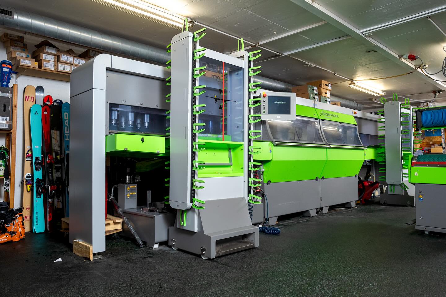 🌟❄️ L’hiver ne dure que 5 mois mais la passion pour l’entretien des skis ne s’éteint jamais chez @chabloz_sports ! 🎿✨
Depuis une décennie, @intersoc_vzw nous fait confiance pour l’entretien de son matériel de location, et nous sommes ravis d’accueillir @kazouvakanties, le tour opérateur belge basé à Fiesch, dans notre famille de partenaires !
Pendant la saison estivale, nous avons déjà bichonné 2600 paires de skis et snowboards… et vos skis pourraient être les prochains ! Alors, prêts à profiter de l’hiver avec le meilleur équipement ? 🏔️❤️
Cette année encore, profitez de 25chf de rabais en venant faire votre Magic Service chez Chabloz Sports! ✨
📸 @samuel.devantery