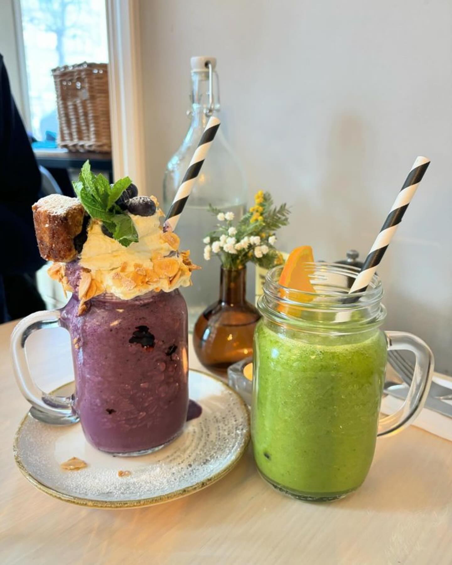 Is this the perfect brunch combo? Fresh Green Juice, sweet Blueberry Pie Freakshake, Spicy Eggs Benedict and our Banana Bread with espresso mascarpone 🤤 the only thing missing is a hot drink, what do you think? 🤔
Thank you @tastesofdelight for the great photos and the visit 😍