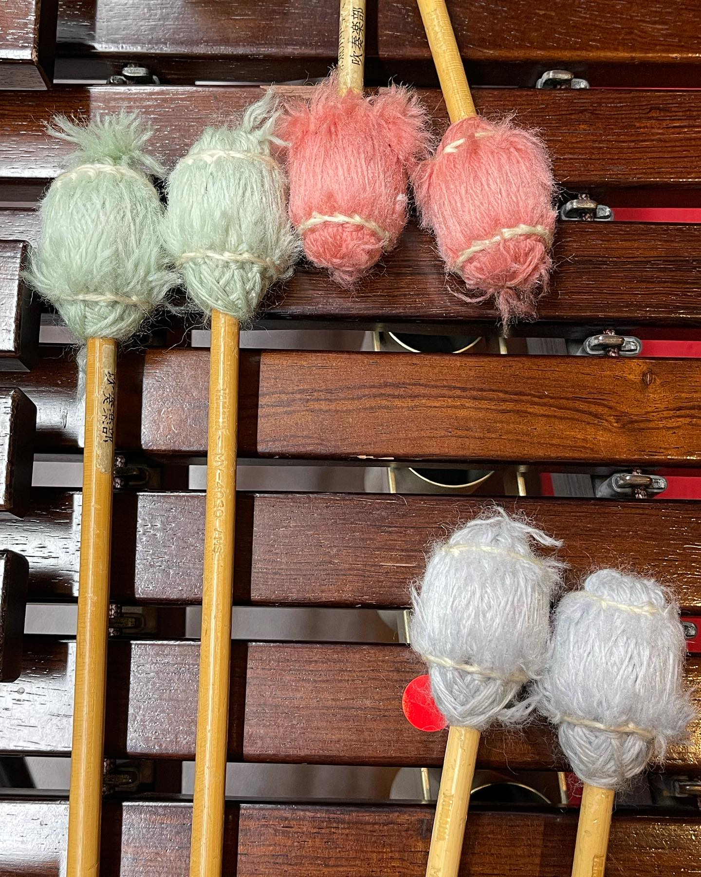 I want to ask Stuart @thewoolpatch - can you enlighten us on how yarn sculptures on these mallets might be made? Music workshop tomorrow!
#soundstrategiestokyo #textilesinmusic #zylophonemallets #yarnwork #yarncraft