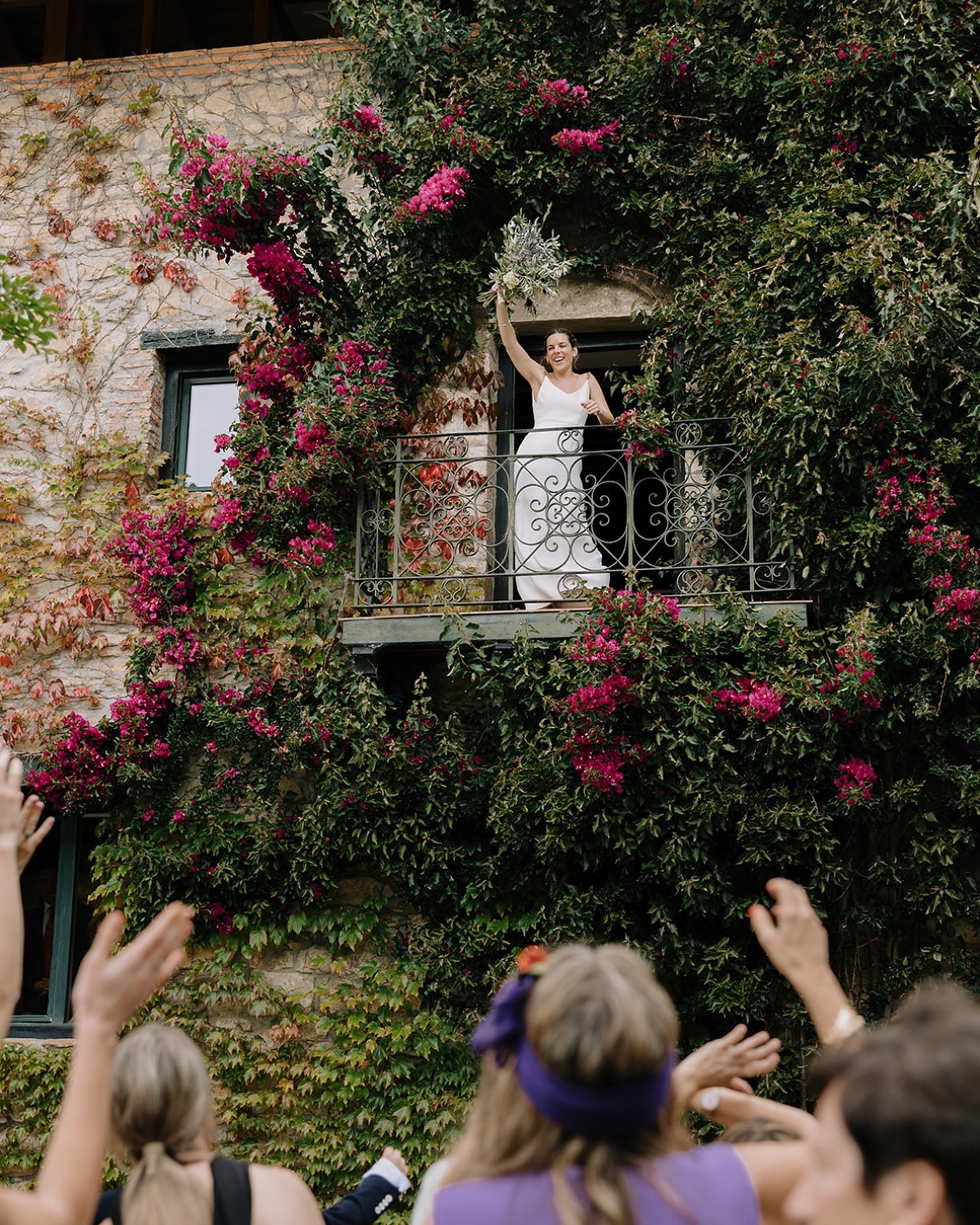 Aunque parezca mentira, en todo los años que llevamos trabajando como fotógrafas, @jardindebarretaguren nunca se cruzó en nuestros planes. Ane y Julen y todo el equipo detrás de esta boda, fueron el combo perfecto para estrenarnos en esta finca. ¡Mil gracias a todos!
Wedding planner: @berezimoments
Second: @irenehalley_
Vestido: @parederoquiros
Traje: @sastreriaoskarlopez
Peluquería/maquillaje: @oianaanton_makeup
Flores: @gonzalobalma
Dj: @landerluquee_