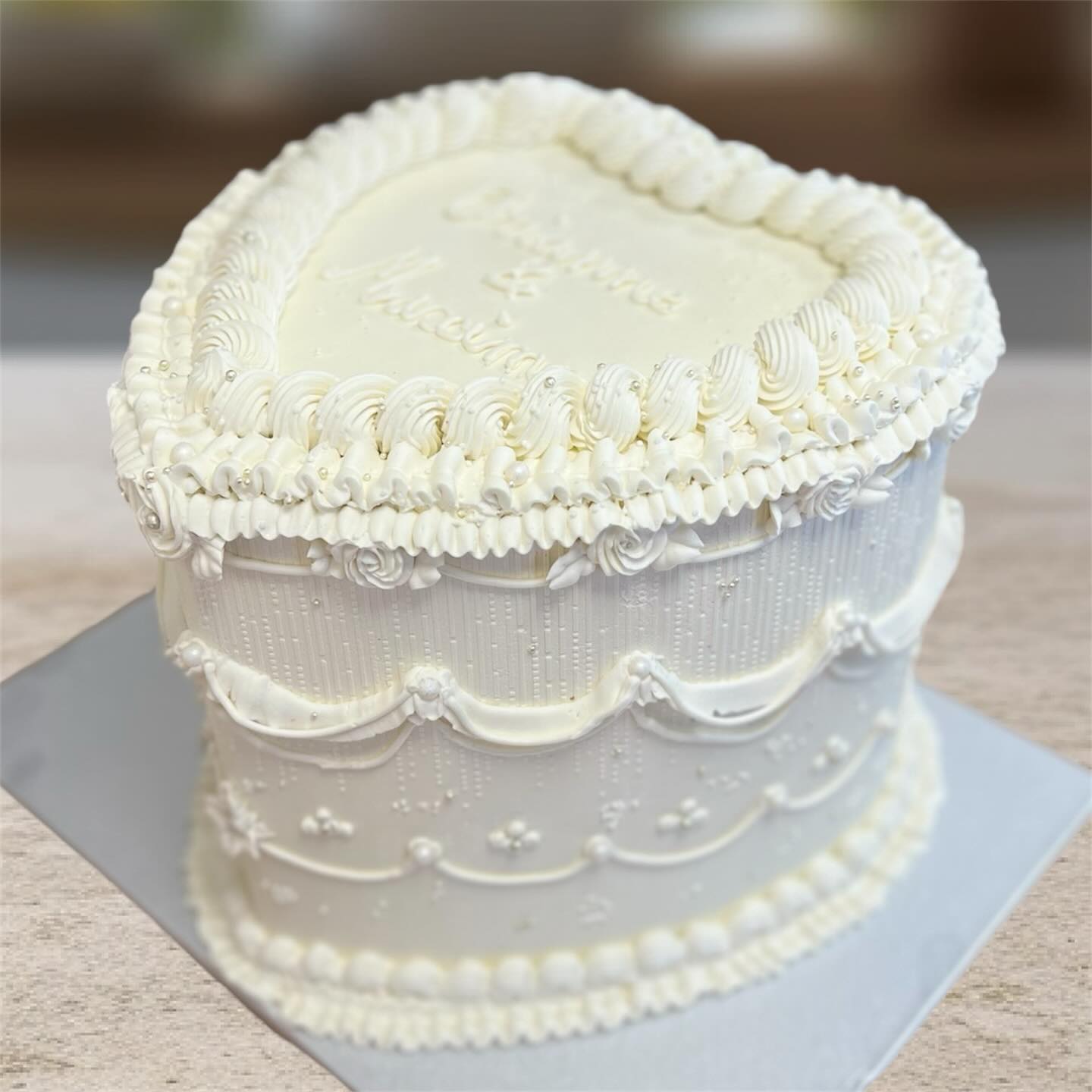 « Merci Sylvie pour ce magnifique gâteau de mariage. Merci pour vos conseils, pour la dégustation ainsi que pour la livraison le jour J. Tous nos invités ont été enchantés par le dessert qui a littéralement fait sensation.
Mais aussi nous vous remercions chaleureusement pour votre gentillesse.
Si vous recherchez une belle personne réalisant des pâtisseries délicieuses, n’hésitez pas à échanger avec Sylvie ! »
Un joli message qui fait chaud au cœur ❤️ encore merciii
#snpatisseries #sugarsylvie #patisserie #wedding #mariage