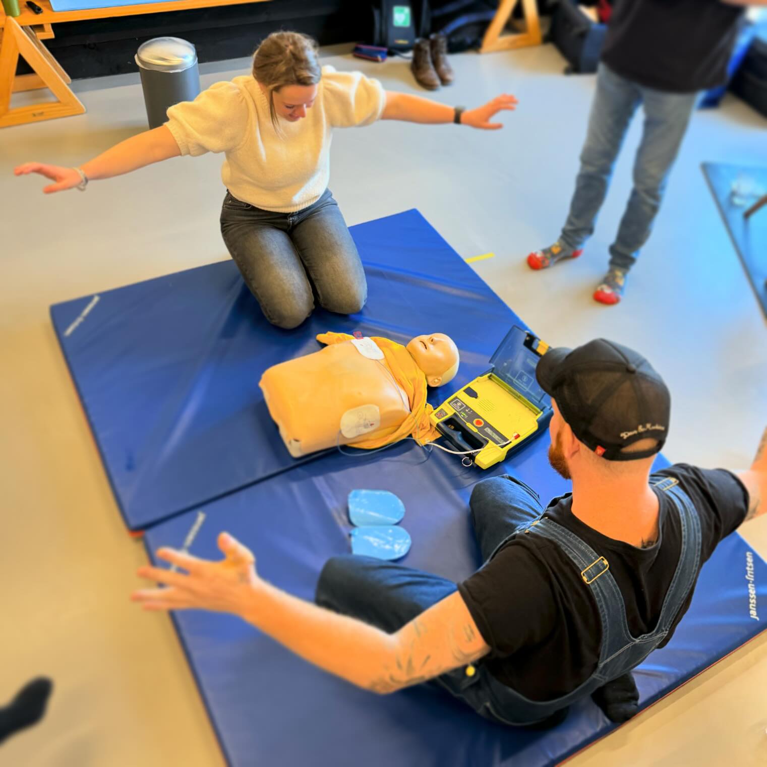 Jullie zijn voorlopig allemaal weer in goede handen bij ons. Afgelopen zaterdag heeft ons team, samen met de verloskundigen die bij ons in het pand werken, het jaarlijkse certificaat kinder-EHBO en BHV weer in ontvangst mogen nemen.
#kinderoefentherapie #kinderoefentherapeut #kinderfysiotherapie #kinderfysiotherapeut #motorischeontwikkeling #motoriek #mijlpaal #grovemotoriek #fijnemotoriek #baby #peuter #kleuter #schoolkind #ehbo #kinderehbo #bhv
#kinderoefentherapie_zn #Wormerveer