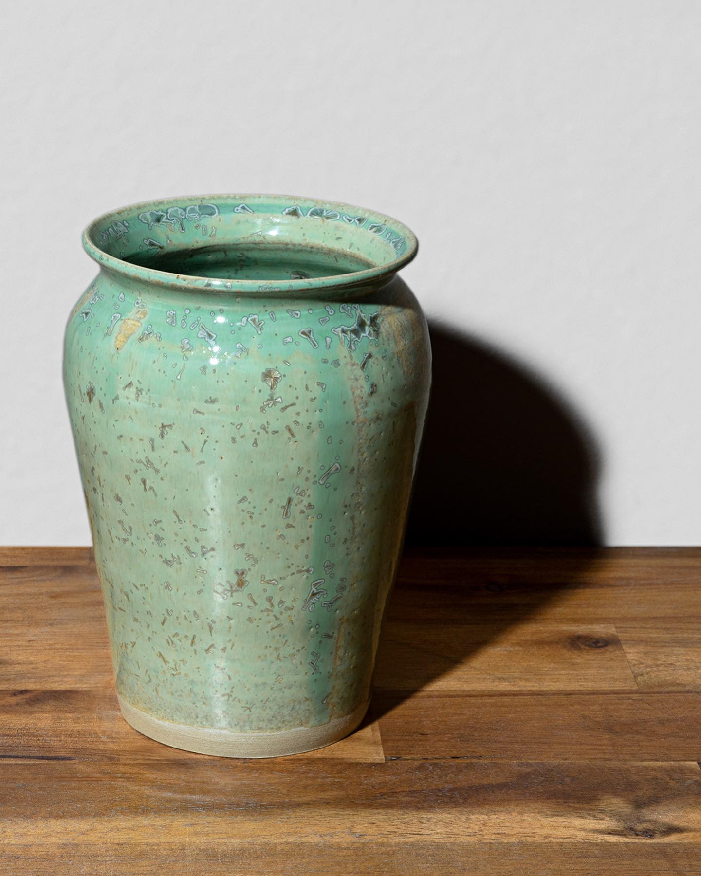 Vase Jade Empire pour un bouquet - disponible dans la boutique en ligne
#ceramics #ceramica #poterie #poterieartisanale #crystals #crystallineceramics #vase #vessel #crafts
Photo : @matthieu_barani_photographe