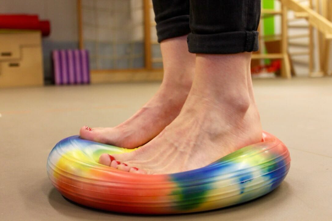 Wist u dat de kindervoet zich tot ongeveer het 9de levensjaar zicht ontwikkeld?
Wij krijgen regelmatig aanmeldingen binnen van kinderen die: op hun tenen lopen, standsafwijkjngen, platvoeten of pijnlijke voeten hebben.
Tijdens het onderzoek kijken we naar de spierlengte, spierkracht en het looppatroon. Vaak kunnen we d.m.v. verschillende oefeningen al veel bereiken. Mocht er meer nodig zijn, dan werken we graag samen met podotherapeuten, zodat er zolen aangemeten kunnen worden.
#kinderoefentherapie #kinderoefentherapeut #kinderfysiotherapie #kinderfysiotherapeut #podotherapie #podotherapeut #voeten #motorischeontwikkeling #motoriek #mijlpaal #grovemotoriek #fijnemotoriek #baby #peuter #kleuter #schoolkind
#kinderoefentherapie_zn #Wormerveer