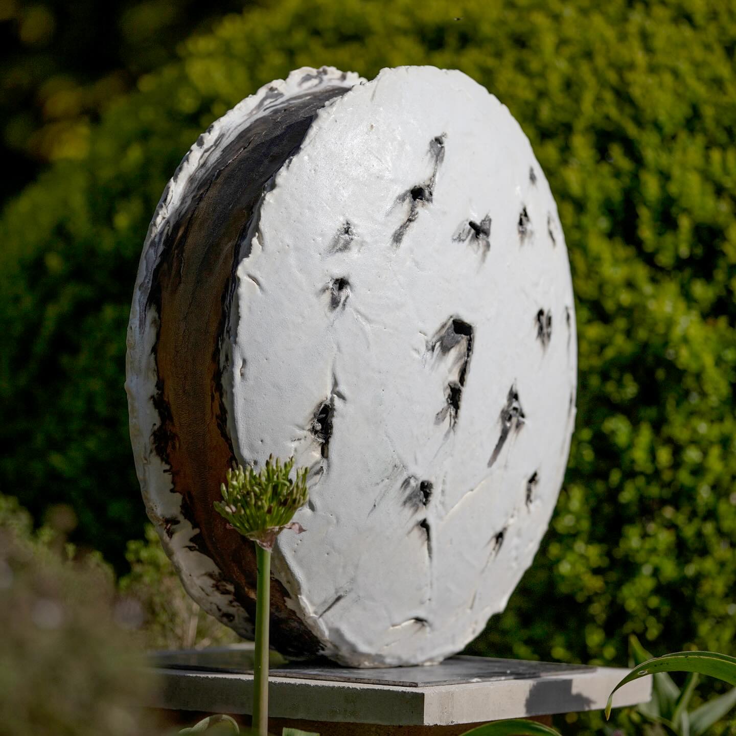 .
Full 🌕
‘It’s just a phase I’m going through’ an exhibit consisting of four ceramic sculptures for Fresh Air Sculpture 2024.
Exploring the four principle shapes visible to us as the moon waxes and wanes on its journey around the earth, this installation draws upon the beauty of our ever-changing moon to contemplate the influence of the passing of time on human experience
@freshairsculpture
Beautiful photography by @steverusselstudios 🙏
•
•
•
#sculpture
#art
#ukartist
#sculpturalvessel
#newwork
#firedthings
#katewindibankart
#ceramics
#ceramicart
#ceramica
#céramique
#contemporaryceramics
#contemporarysculpture
#contemporarycraft
#interiordesign
#interiorbeauty
#naturedesign
#sculpture
#art
#wabisabi
#clay
#陶芸
#digswellarts
#ccdirectory
#craftpottersassociation